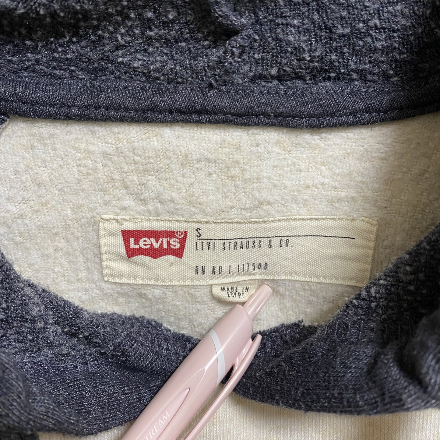 古着 used LEVI’S リーバイス 長袖フロントロゴプリントパーカー スウェット 白 ホワイト 黒 ブラック 秋冬服