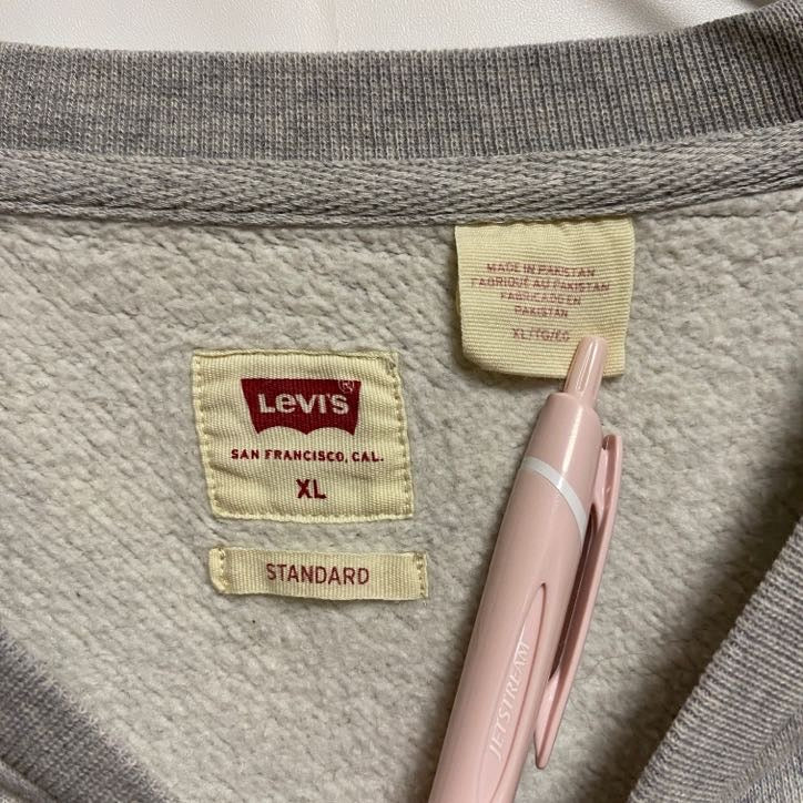 古着 used LEVIS 長袖クルーネックスウェット トレーナー ワンポイント刺繍 グレー 秋冬服 ビッグシルエット XLサイズ