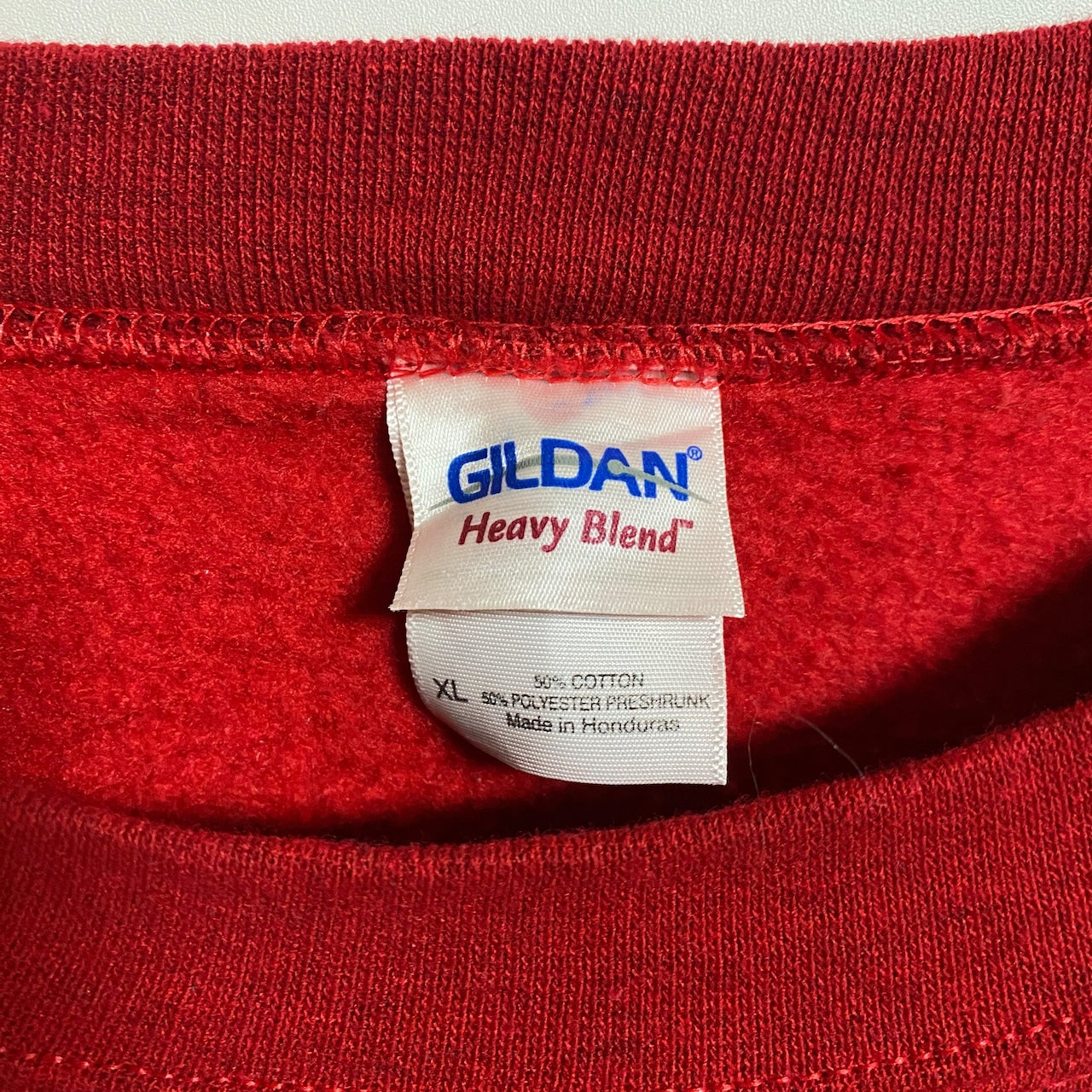 古着 used GILDAN ギルダン 長袖ワンポイントプリントスウェット トレーナー クルーネック 赤 秋冬服 XLサイズ