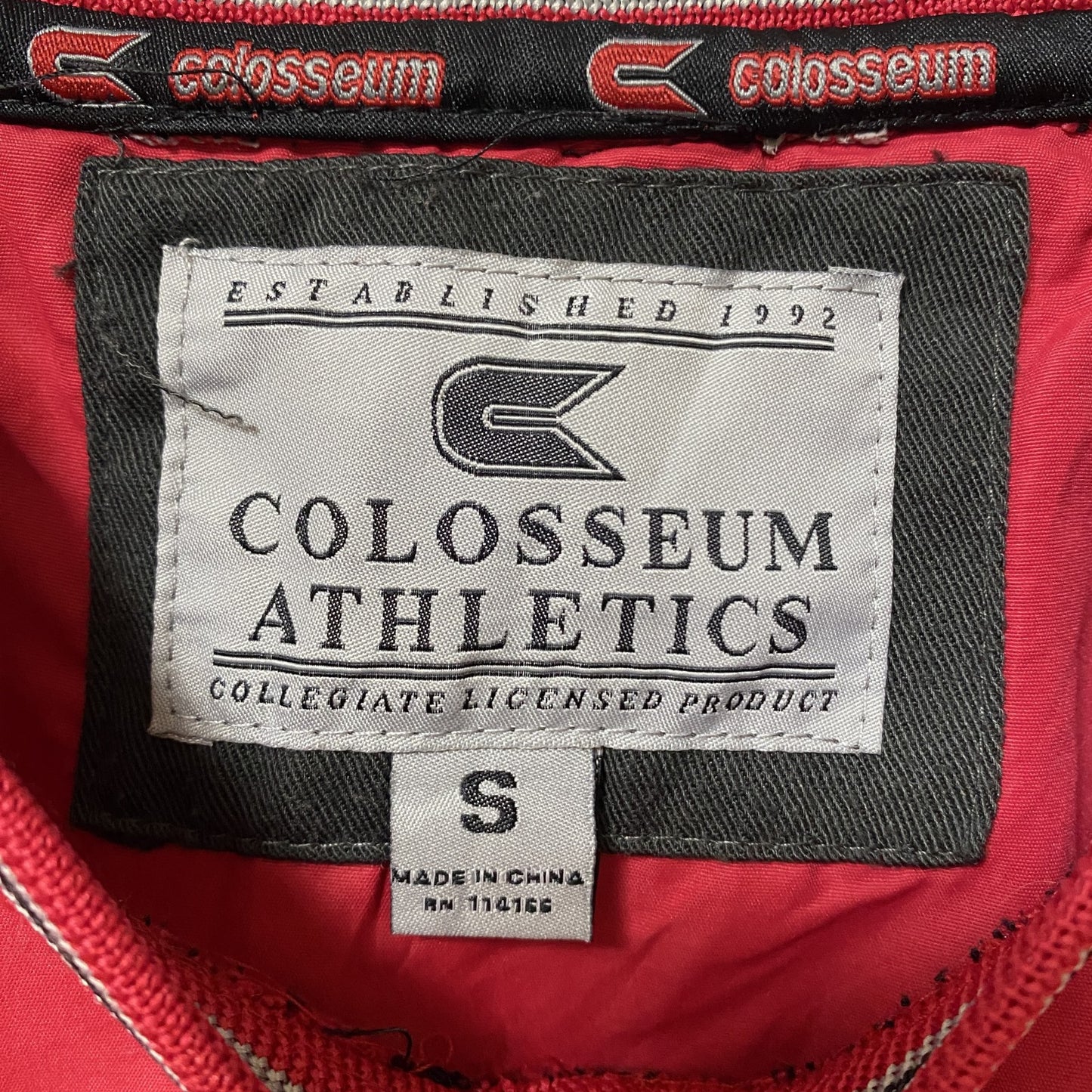 古着 used COLOSSEUM ATHLETICS 長袖プリントナイロンプルオーバー ウインドブレーカー 刺繡 赤 Sサイズ