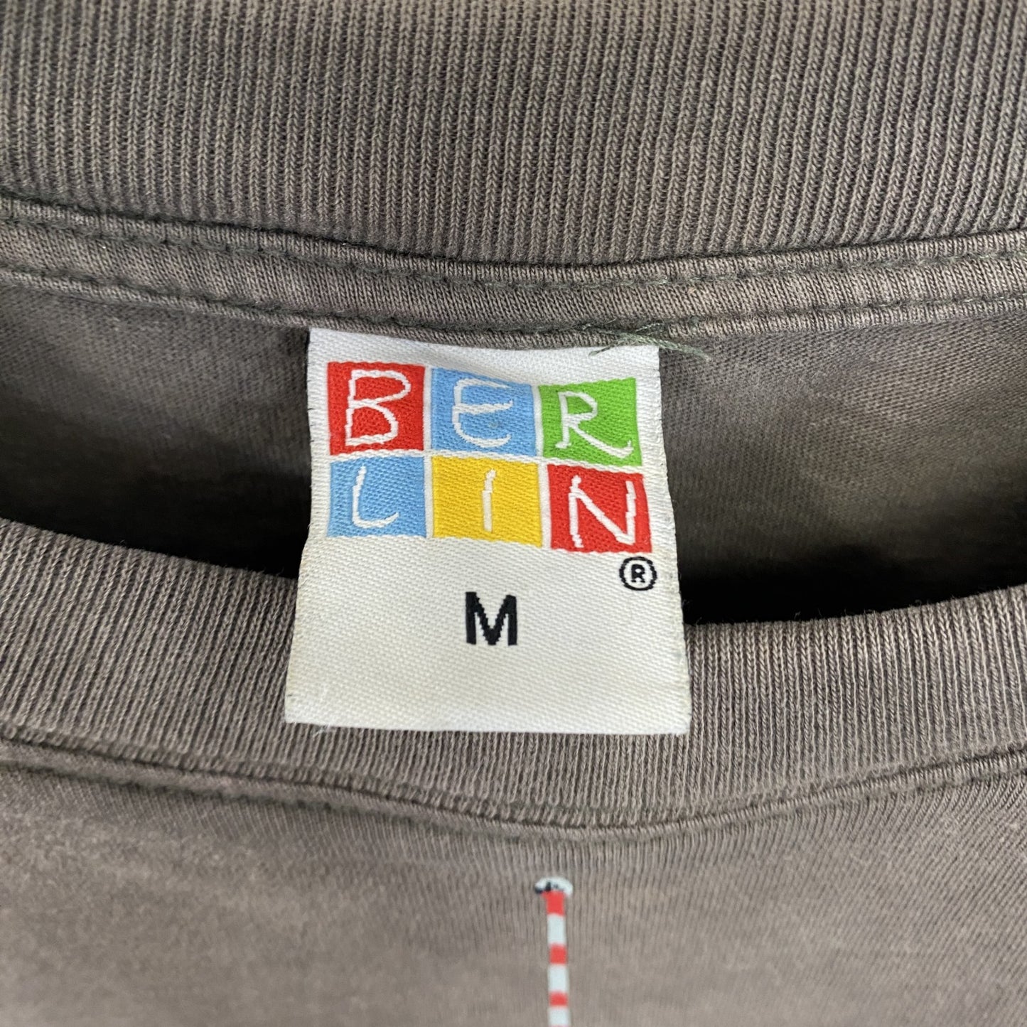 古着 used BERLIN ベルリン 半袖プリントTシャツ クルーネック レトロデザイン カーキグレー Mサイズ