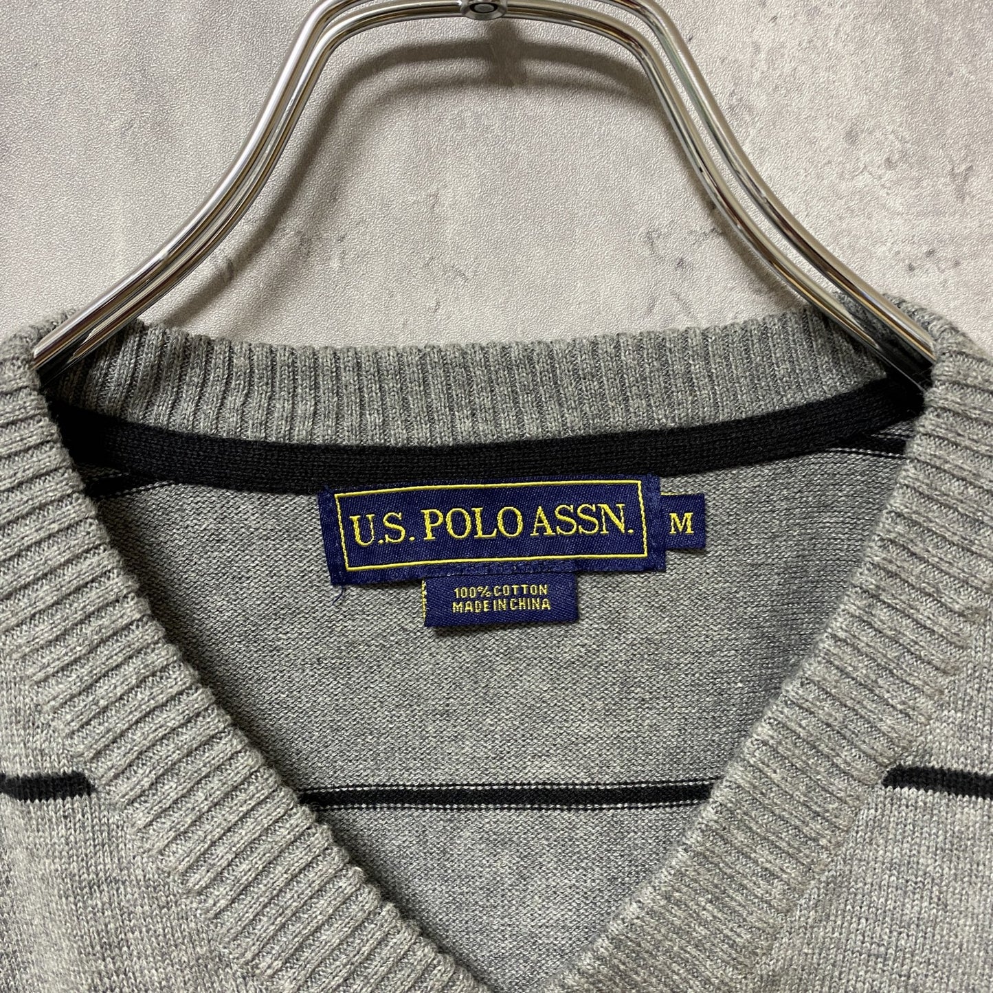 古着 used US POLO ASSN ワンポイント刺繍ニットベスト ボーダー柄 グレー レトロデザイン Mサイズ