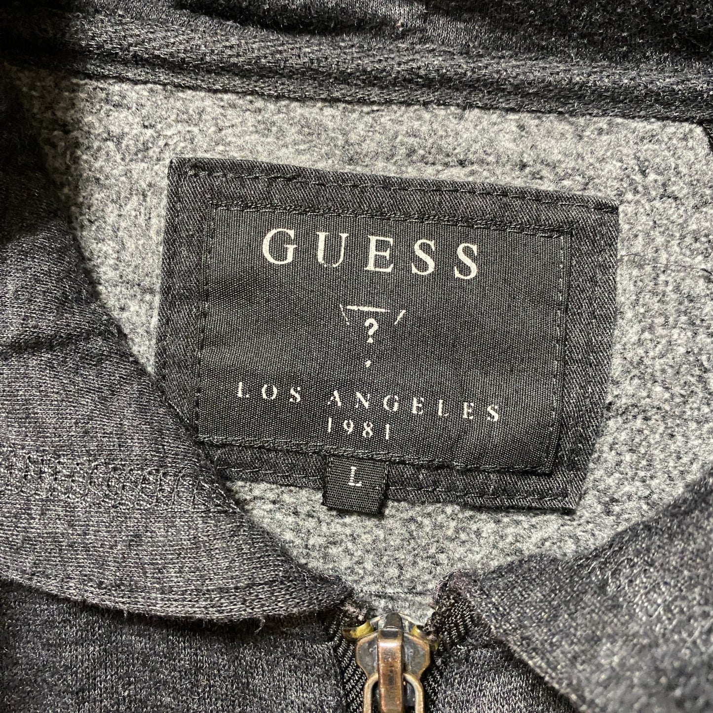 古着 used GUESS ゲス 長袖フルジップアップパーカー スウェットフーディー グレー ワンポイントロゴデザイン Lサイズ