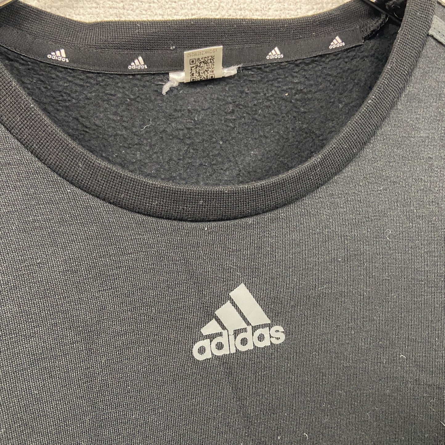adidas アディダス スウェット/トレーナー パフォーマンスロゴ ワンポイント スリーストライプス 黒 ブラック