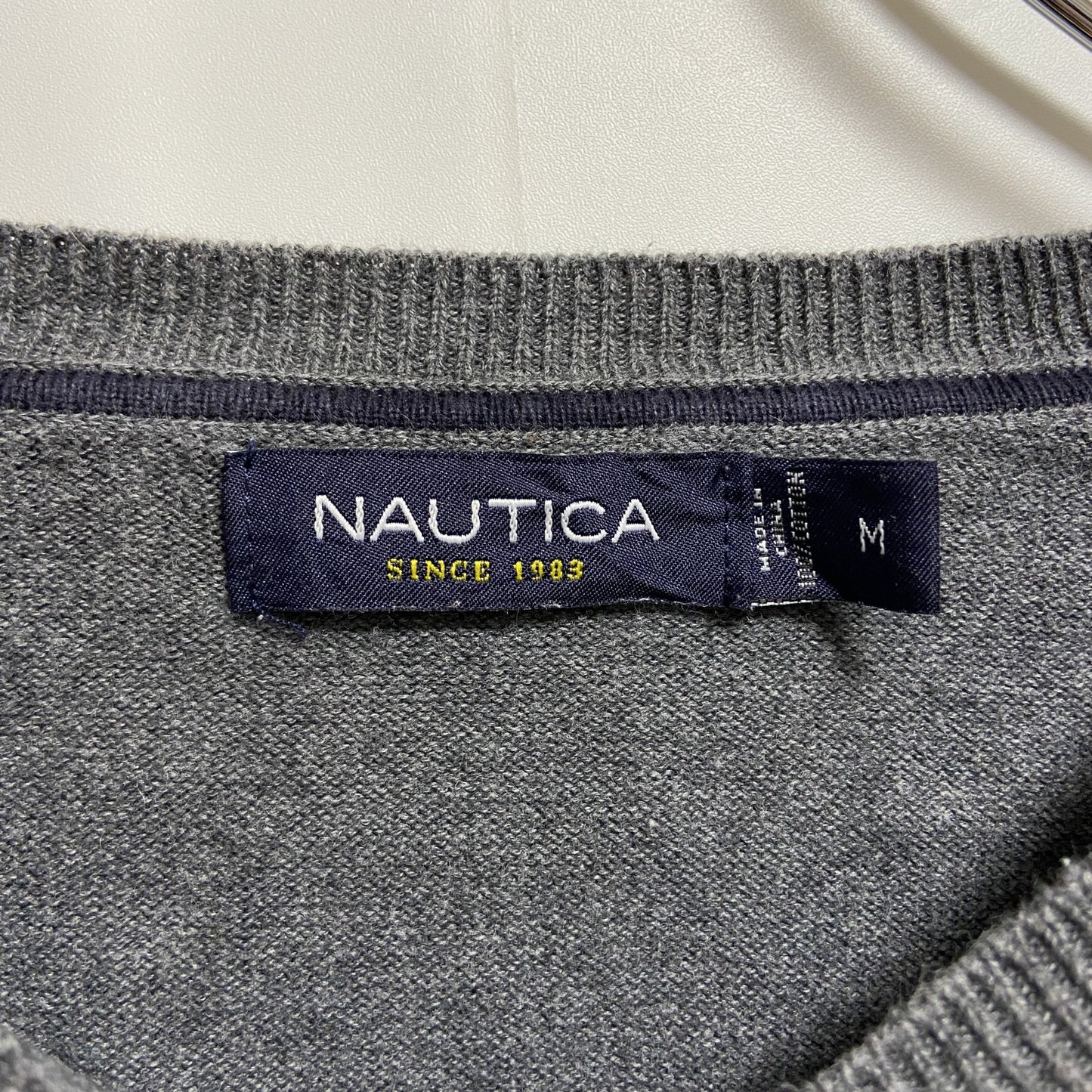 古着 used NAUTICA ノーティカ 長袖Vネックニット セーター ワンポイント刺繡 グレー 秋冬服 Mサイズ