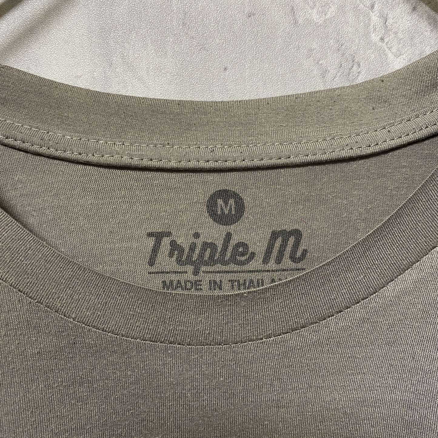 Triple m 半袖プリントフォトTシャツ ライセンスプレート Los Angeles アーチプリント 英字プリント カーキ Mサイズ