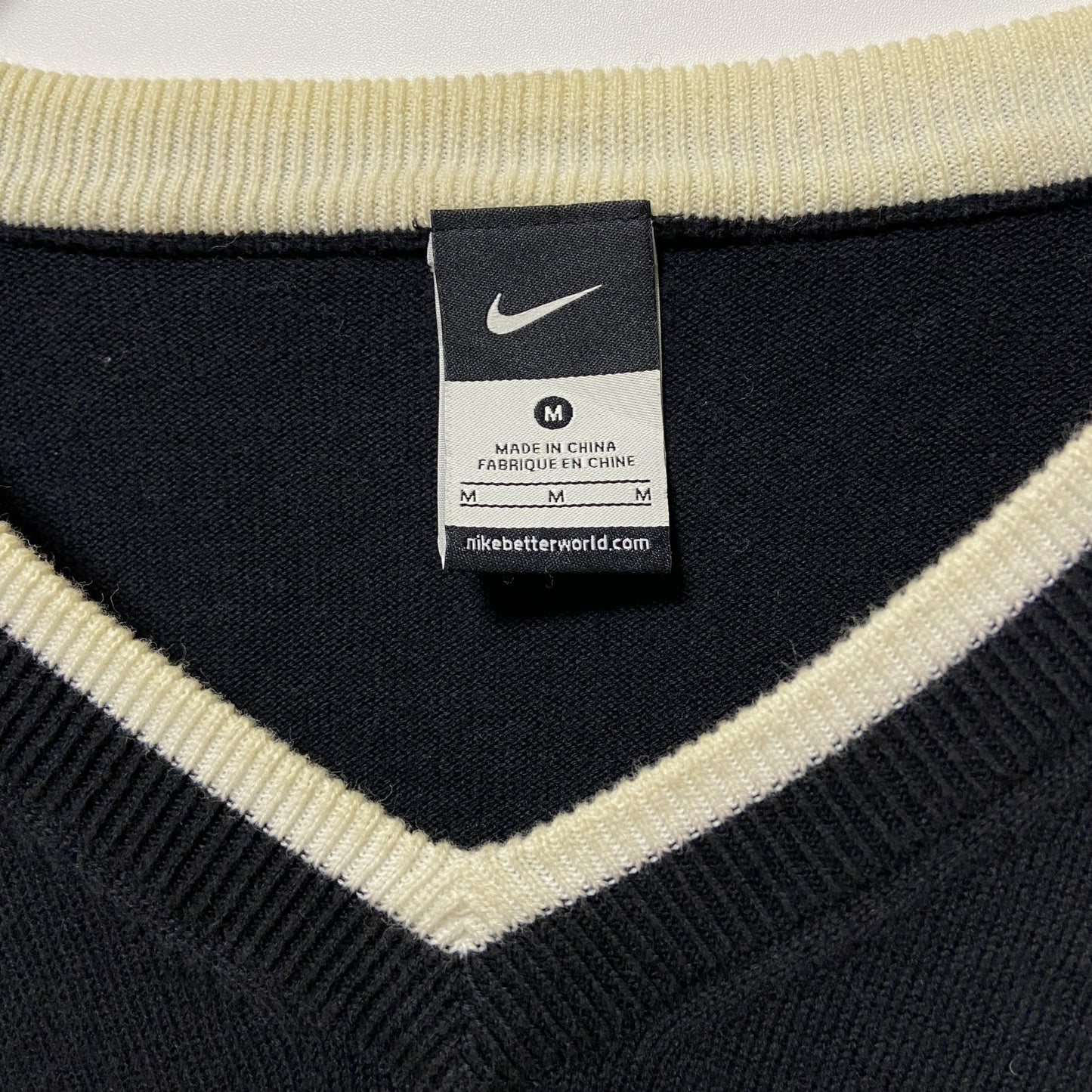 古着 used NIKE ナイキ 長袖ワンポイントロゴ刺繍Vネックセーター ニット スポーティー ブラック Mサイズ