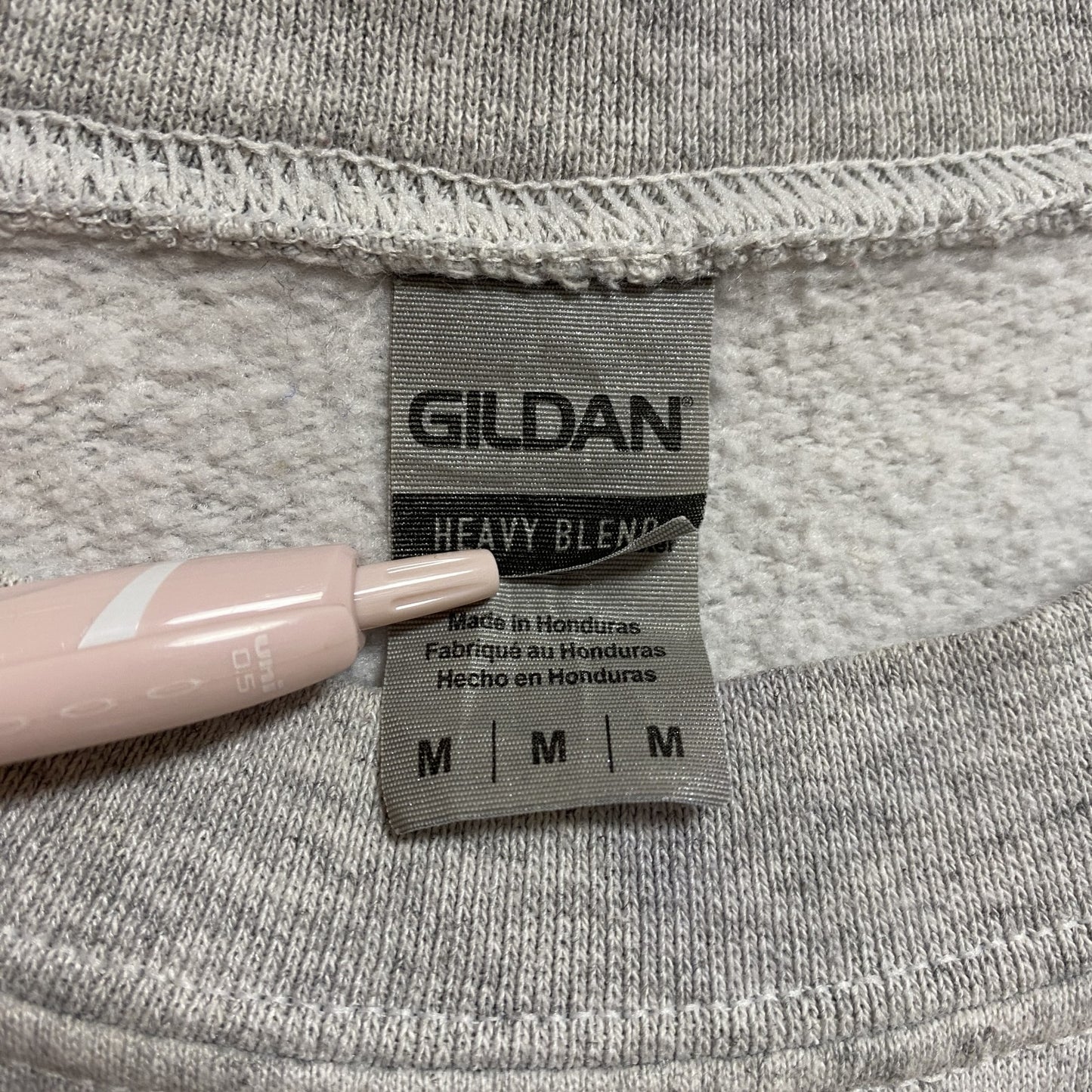古着 used GILDAN ギルダン 長袖ワンポイントロゴ刺繍スウェット トレーナー クルーネック ライトグレー Mサイズ