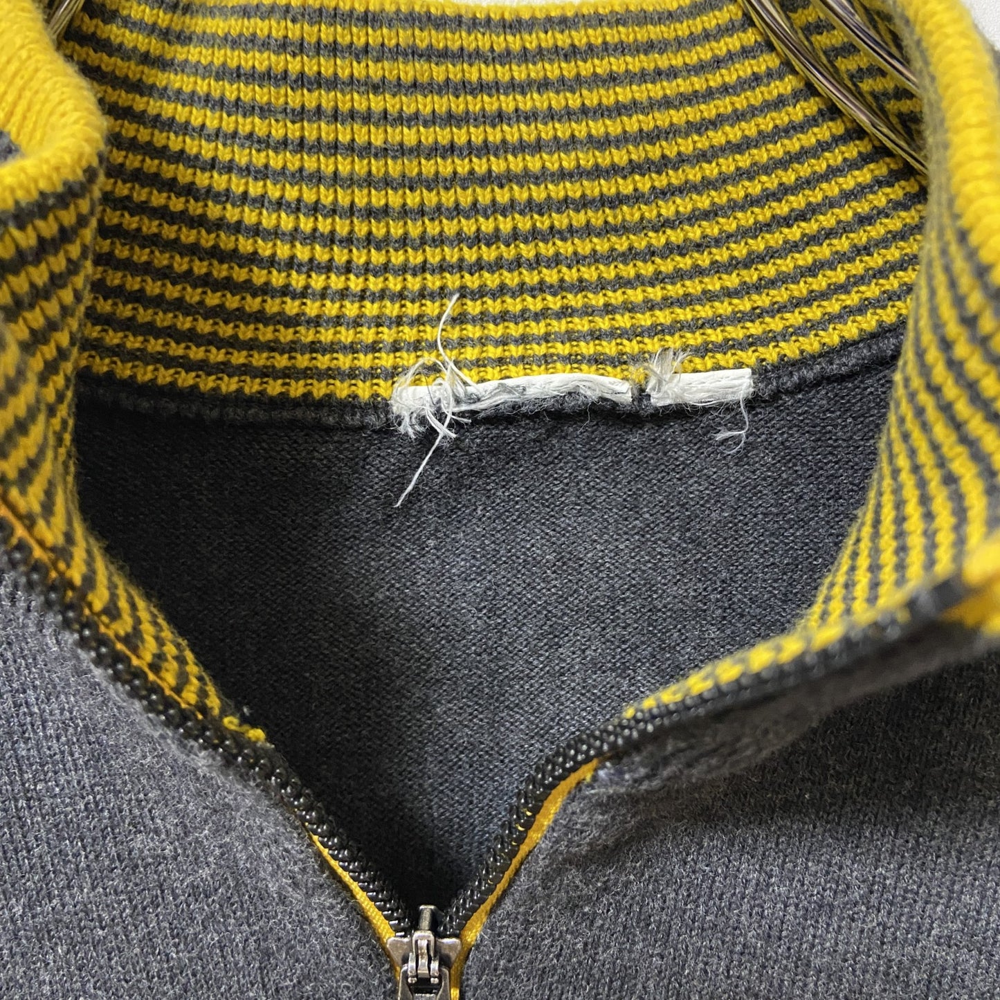 古着 used puma プーマ 長袖ハーフジップニット セーター ワンポイントロゴ刺繍 ライン カラフル Sサイズ