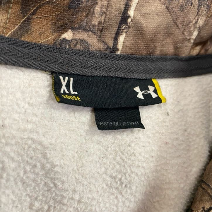 古着 used UNDER ARMOUR 長袖リアルツリープリントパーカー 総柄フーディ BULLDOGS 裏ボア XLサイズ