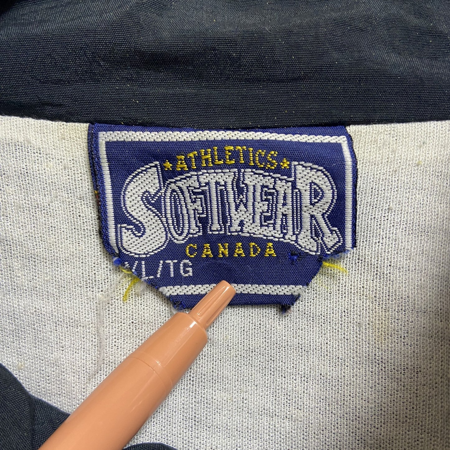 古着 used SOFTWEAR CFL カルガリー 長袖デザインナイロンジャケット ワンポイント刺繍 黒 赤 レトロ Lサイズ