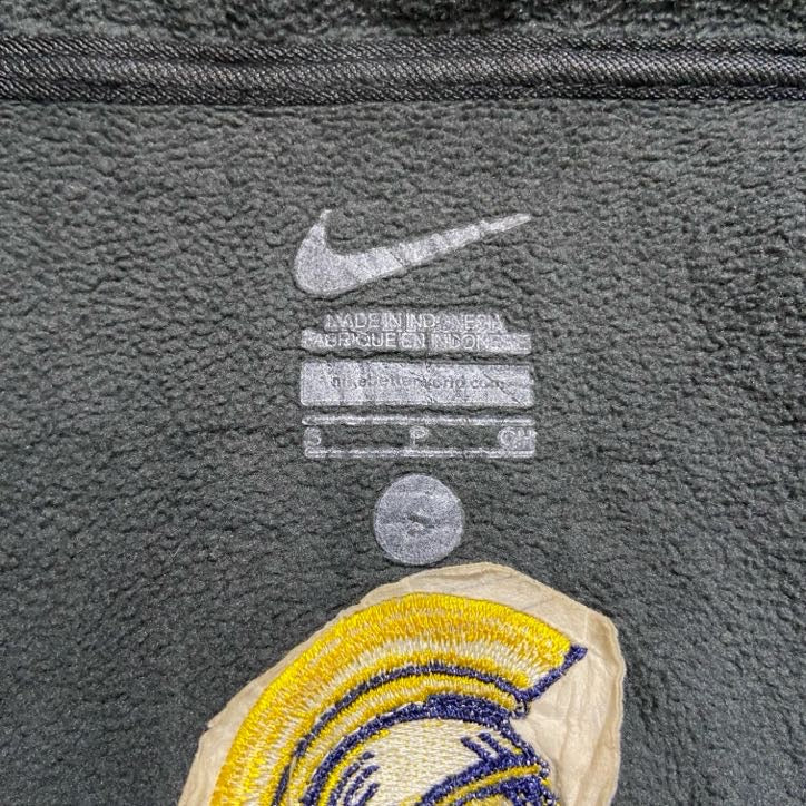 古着 used NIKE ナイキ 長袖ハイネックブルゾン 裏地フリースジャンパー ワンポイント刺繍 ネイビー 秋冬服