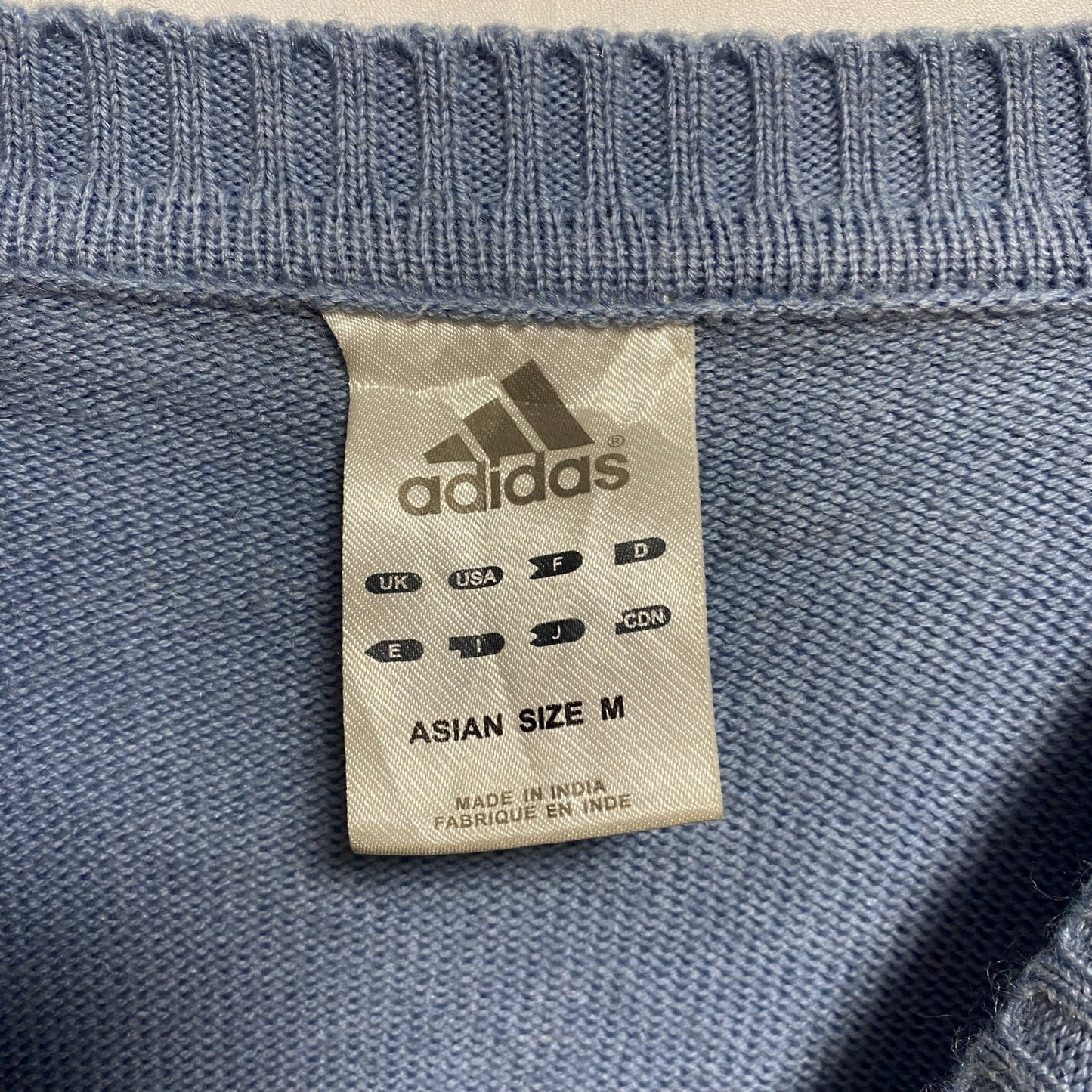 古着 used adidas アディダス 長袖Vネックニット セーター ワンポイント刺繡 水色 ライトブルー 秋冬服 Mサイズ