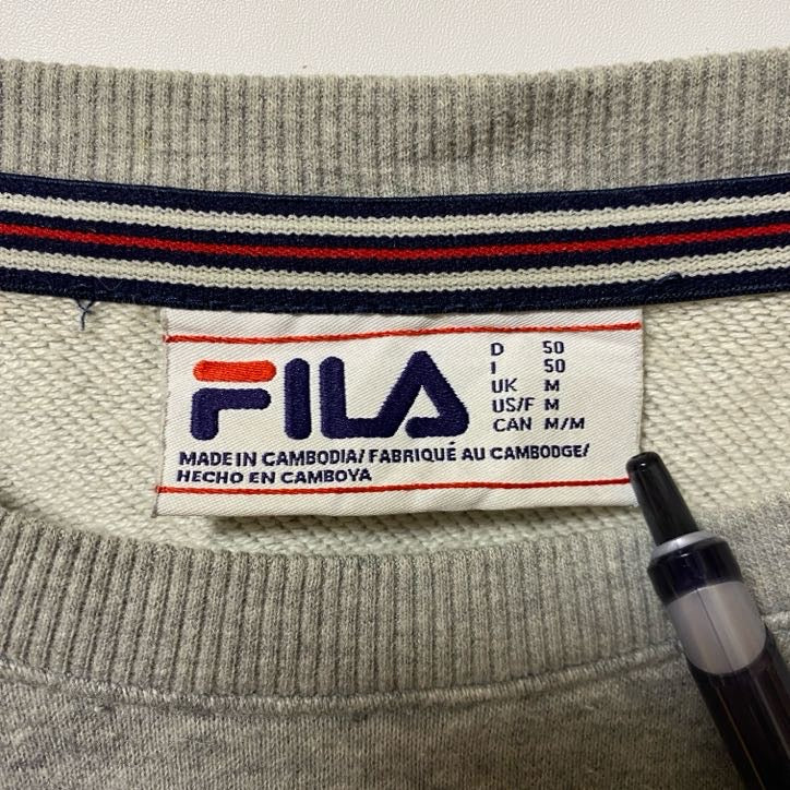 古着 used FILA フィラ 長袖クルーネックワンポイントロゴ刺繍スウェット トレーナー レトロデザイン グレー Mサイズ