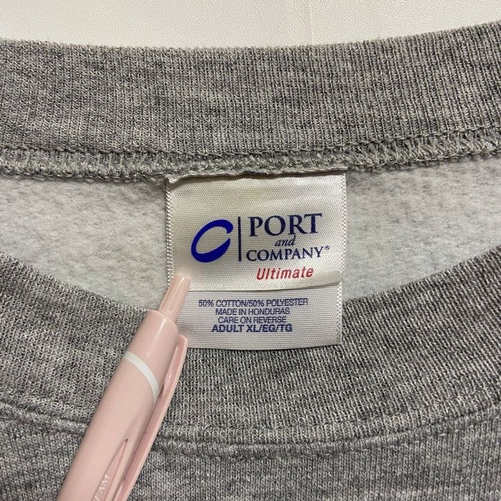 古着 used PORT&COMPANY 長袖プリントスウェット トレーナー アラマンス グレー ビッグシルエット XLサイズ