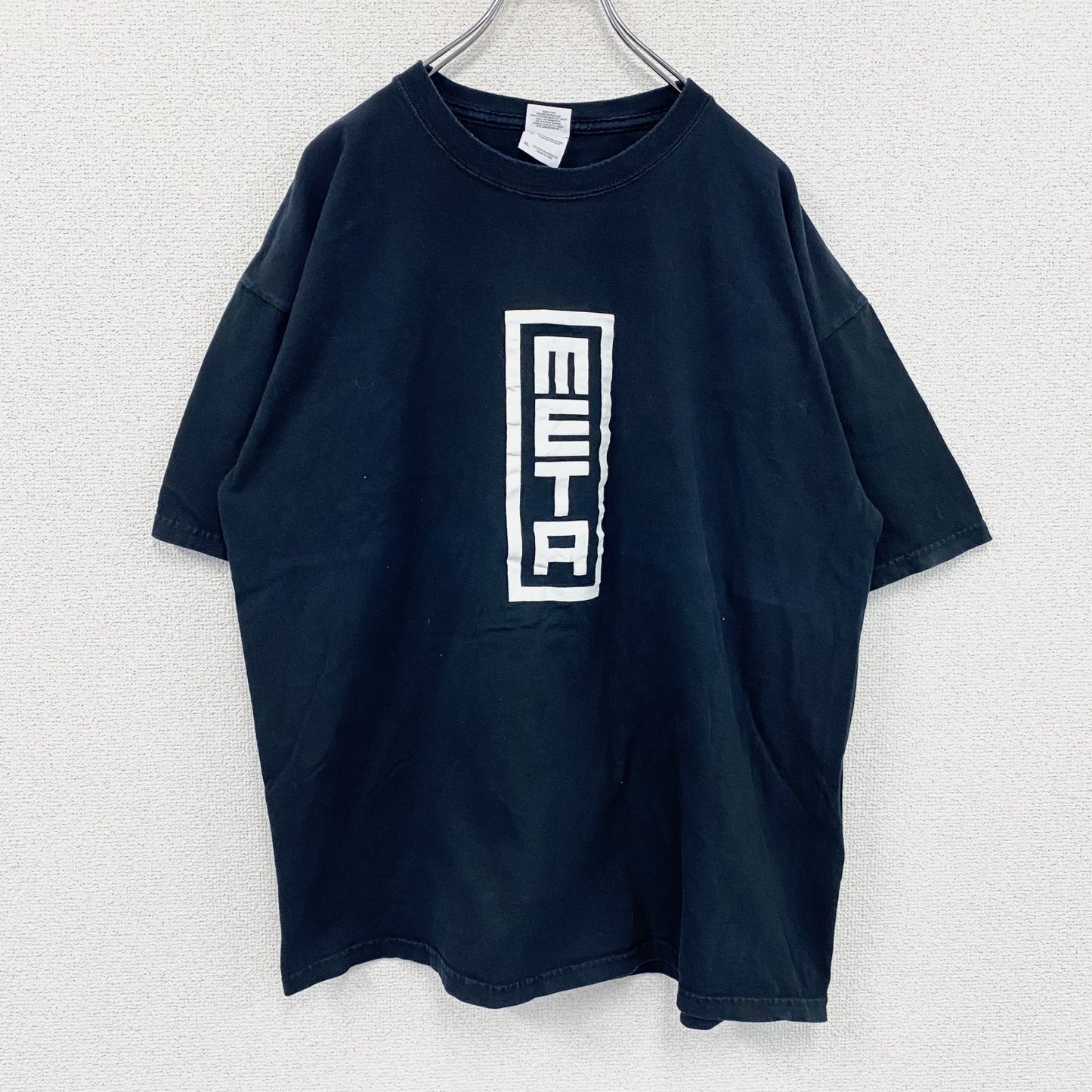 GILDAN　ギルダン　META FIVE　半袖プリントパロディTシャツ　デカロゴ　英字プリント　黒　ブラック　XLサイズ