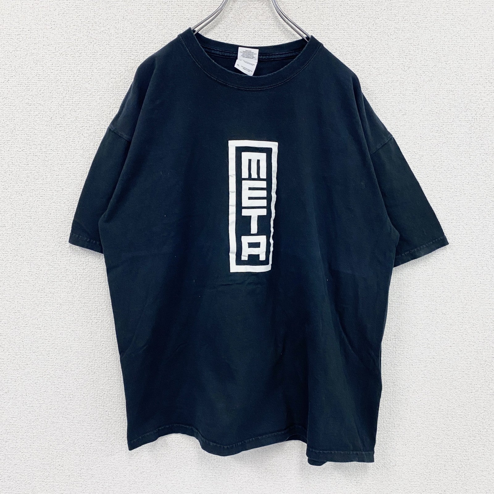 GILDAN　ギルダン　META FIVE　半袖プリントパロディTシャツ　デカロゴ　英字プリント　黒　ブラック　XLサイズ