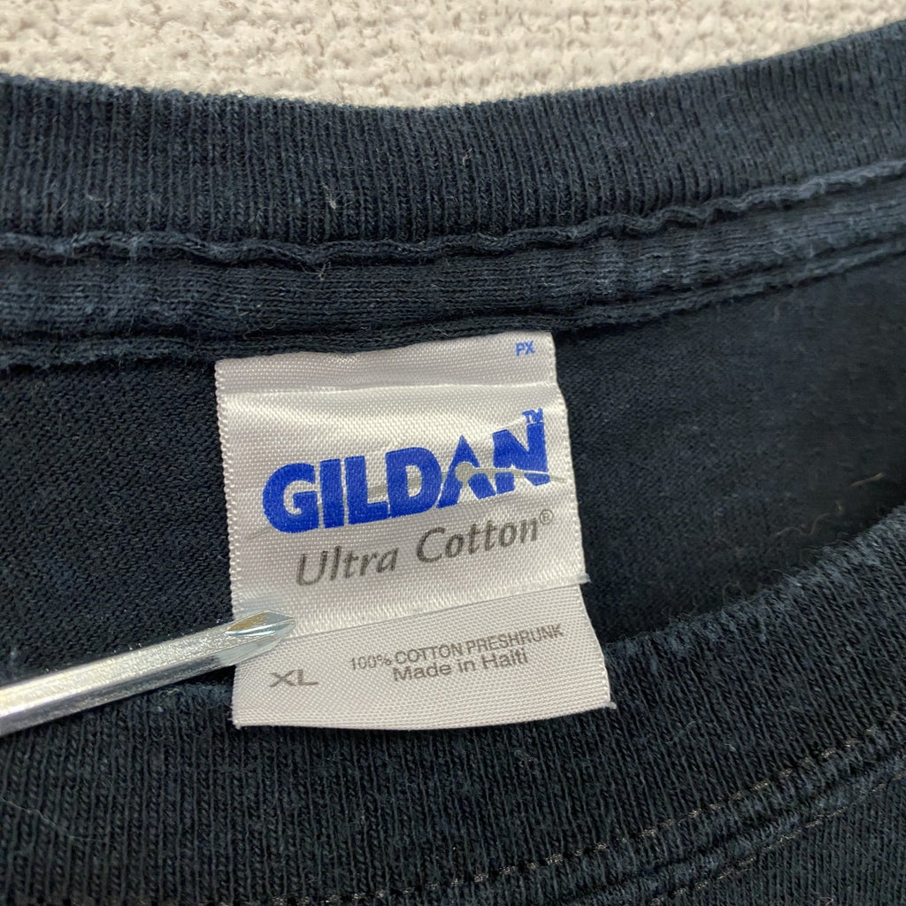 GILDAN　ギルダン　META FIVE　半袖プリントパロディTシャツ　デカロゴ　英字プリント　黒　ブラック　XLサイズ