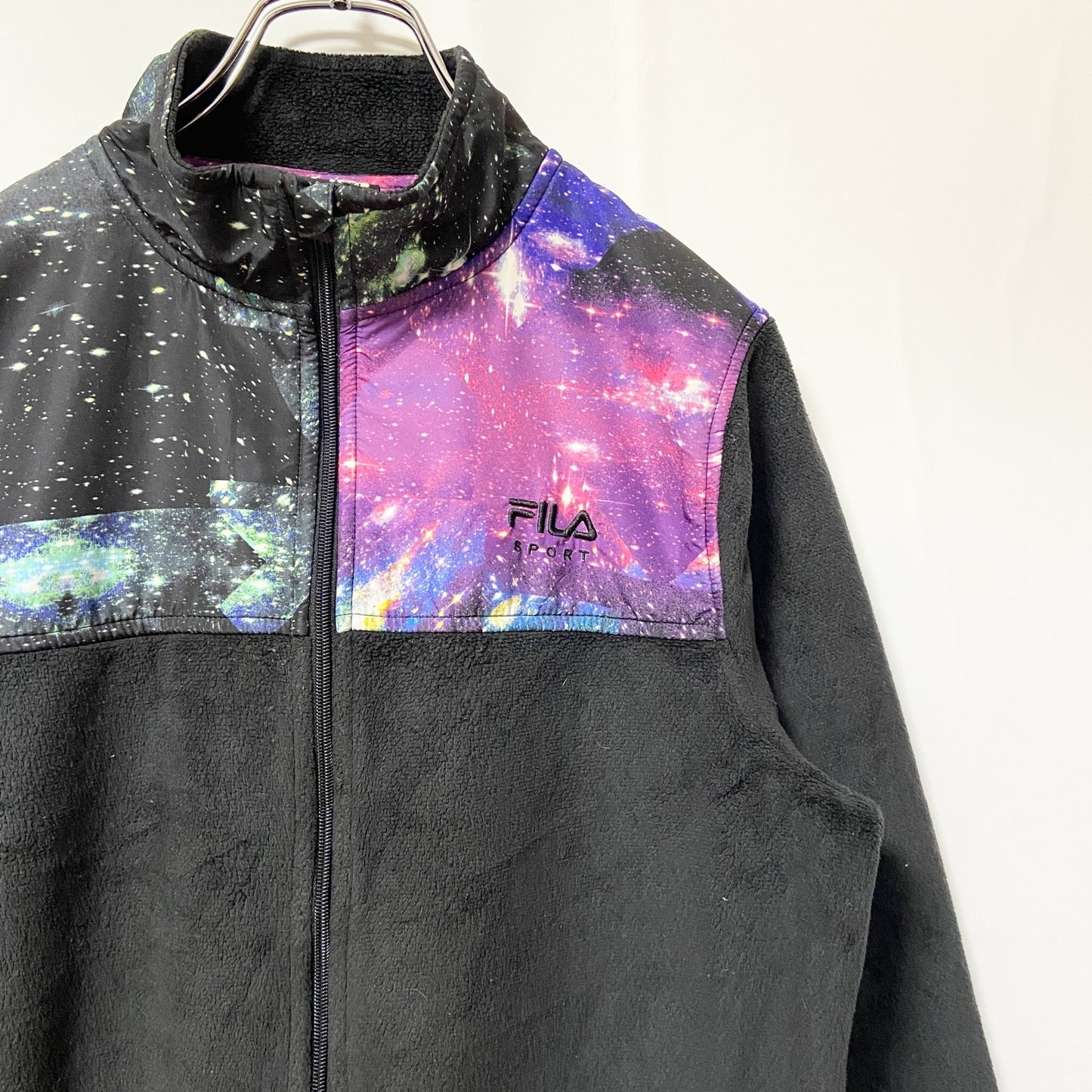 古着 used　FILA フィラ　長袖デザインフリースジャケット　ワンポイントロゴ刺繍　宇宙柄　スペース　ハイネック　Mサイズ