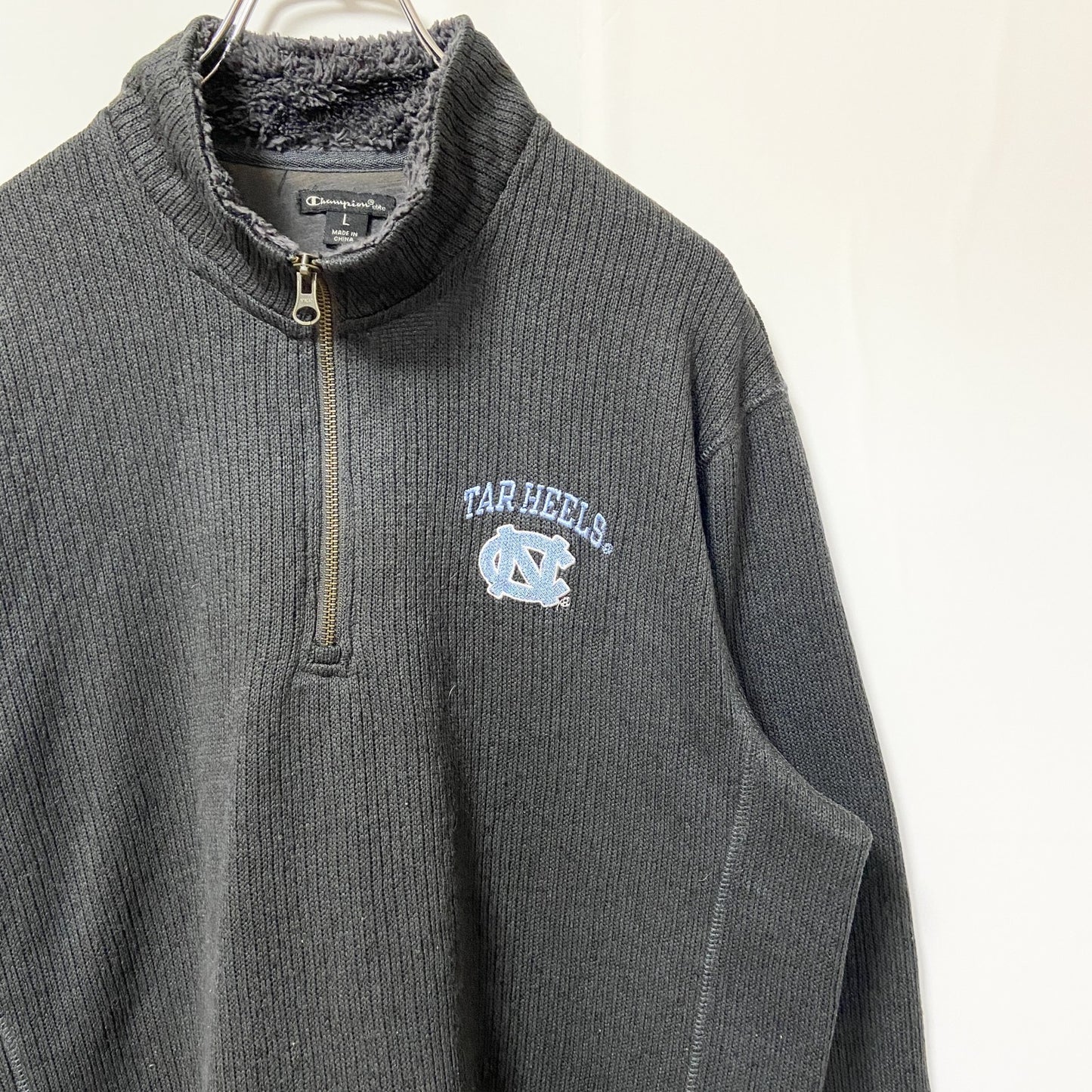 古着 used Champion チャンピオン　長袖裏フリースニット　セーター　ワンポイント刺繍　ロースカロライナ　Lサイズ
