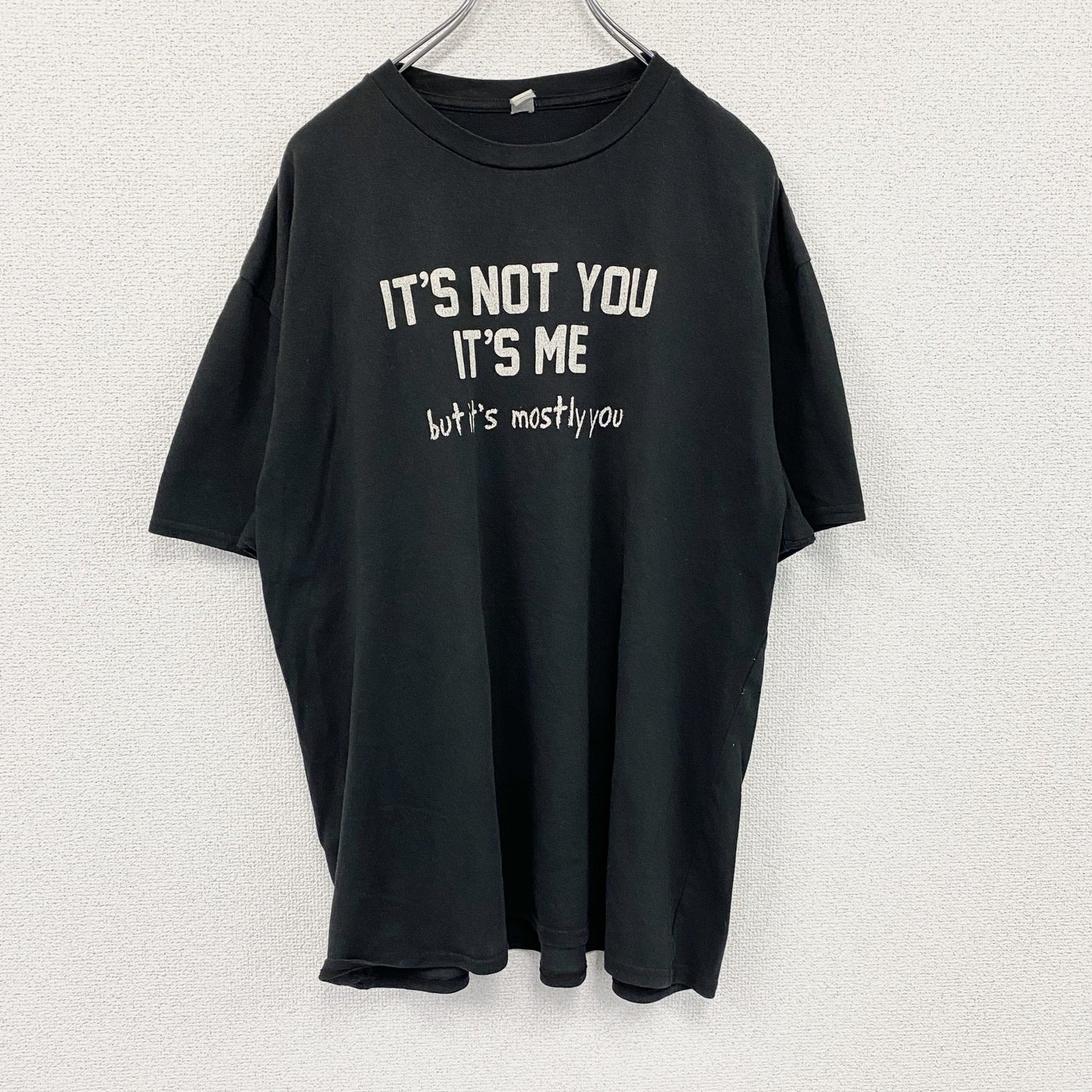 半袖プリントメッセージTシャツ　3連プリント　英字プリント　皮肉メッセージ　クルーネック　黒　ブラック