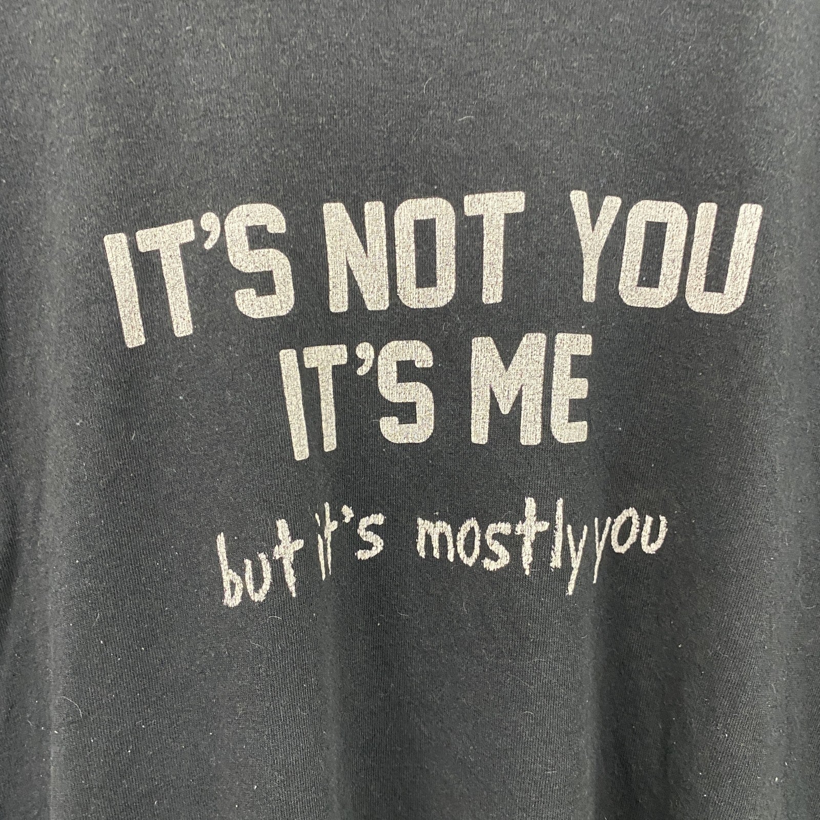 半袖プリントメッセージTシャツ　3連プリント　英字プリント　皮肉メッセージ　クルーネック　黒　ブラック