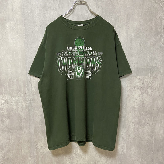 古着 used　GILDAN　NCAA　NATIONAL CHAMPIONS　バスケ　半袖プリントTシャツ　緑　グリーン　スポーツ