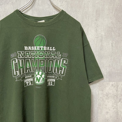 古着 used　GILDAN　NCAA　NATIONAL CHAMPIONS　バスケ　半袖プリントTシャツ　緑　グリーン　スポーツ