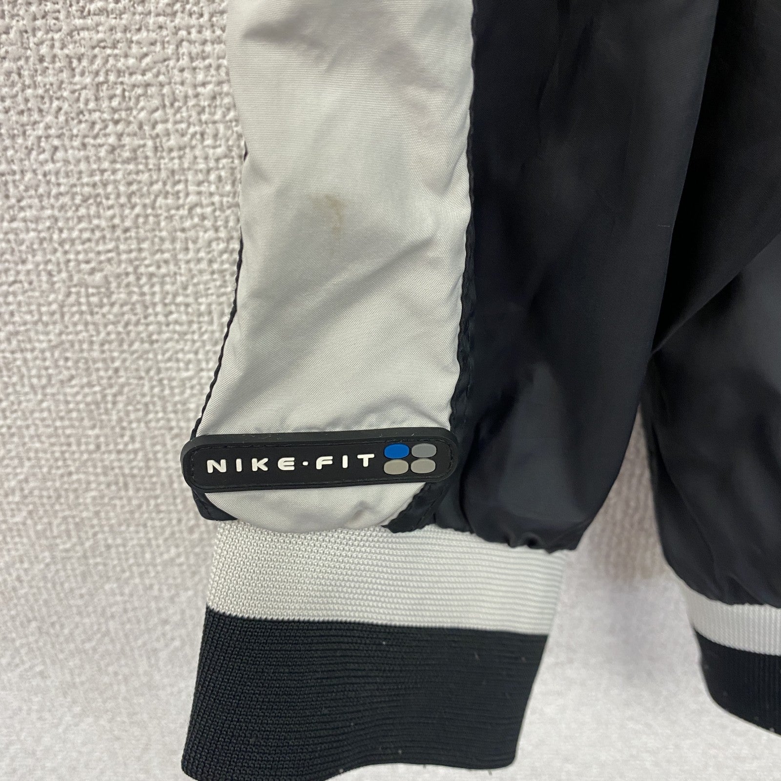 NIKE　ナイキ　プルオーバージャケット　刺繍　スウッシュロゴ　黒　ブラック　Mサイズ