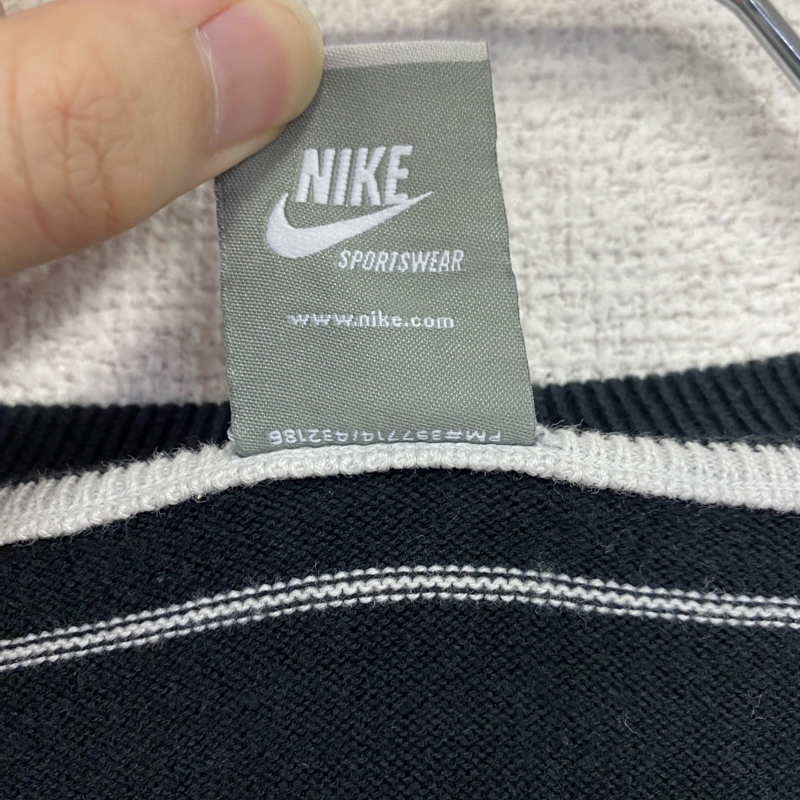 NIKE　ナイキ　ニットセーター　Ⅴネック　ボーダー柄　黒　ブラック　Lサイズ