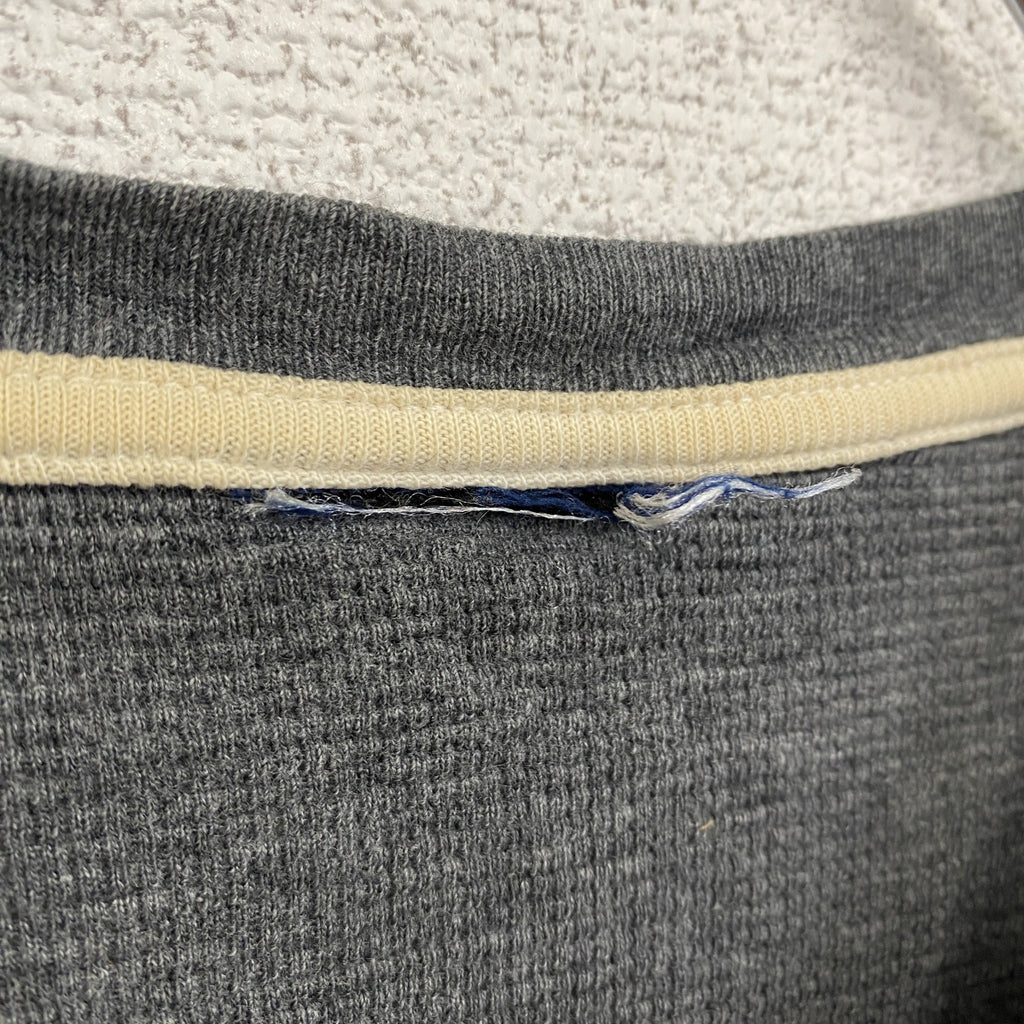 古着 used　長袖ワンポイント刺繍Tシャツ　カットソー　灰色　グレー