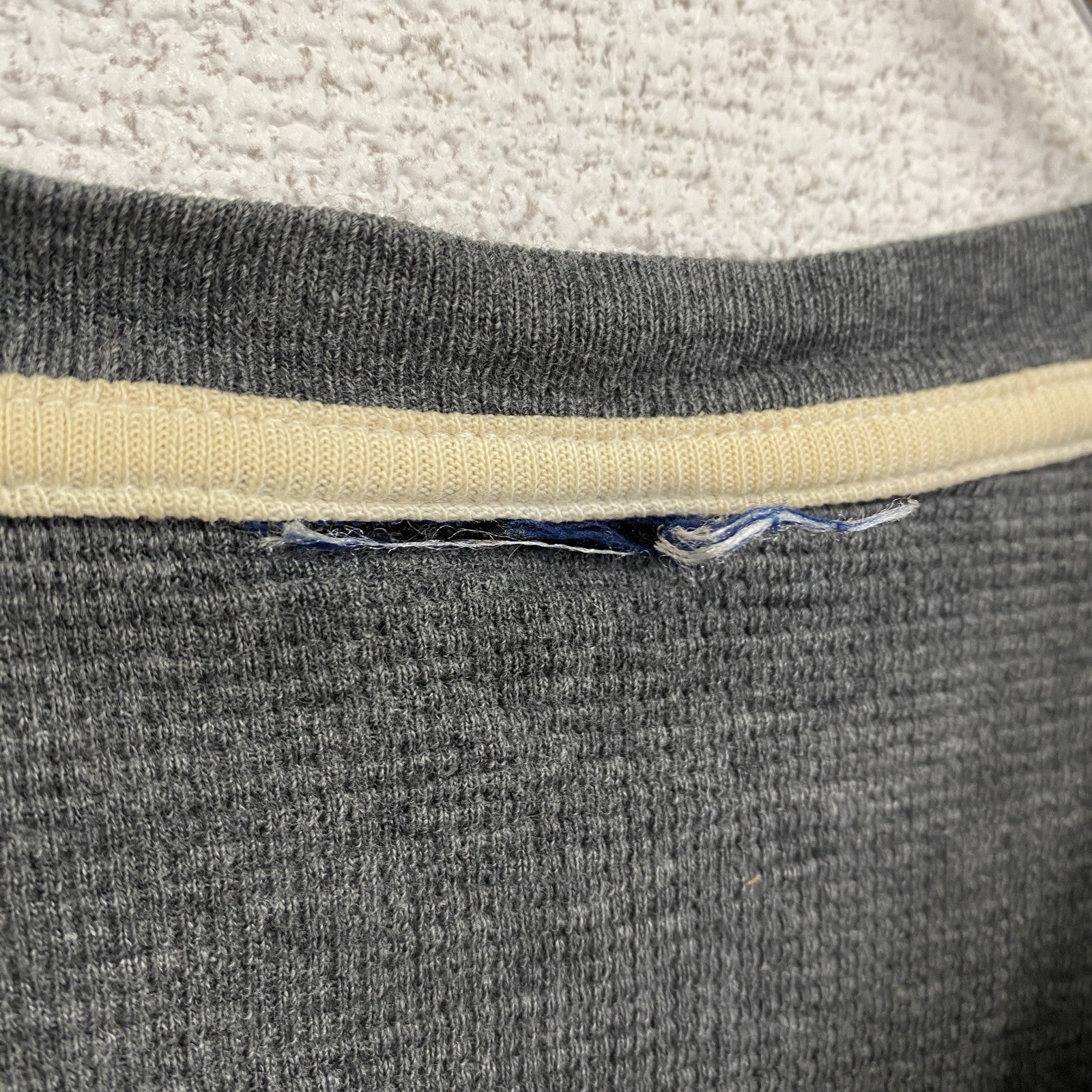 古着 used　長袖ワンポイント刺繍Tシャツ　カットソー　灰色　グレー