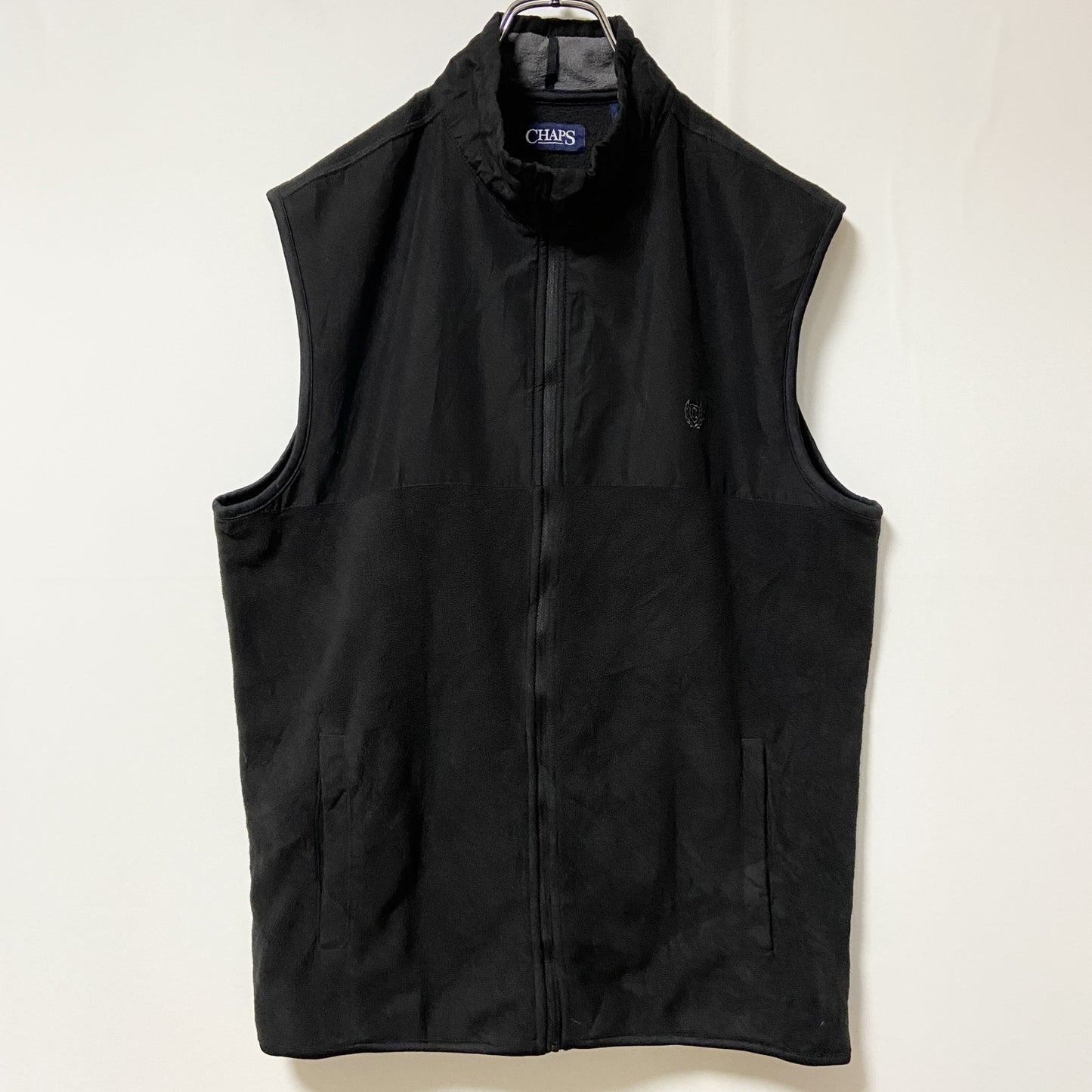 古着 used　CHAPS　チャップス　異素材切替ハイネックニットベスト　ワンポイント刺繍　シンプル　黒　ブラック　Mサイズ