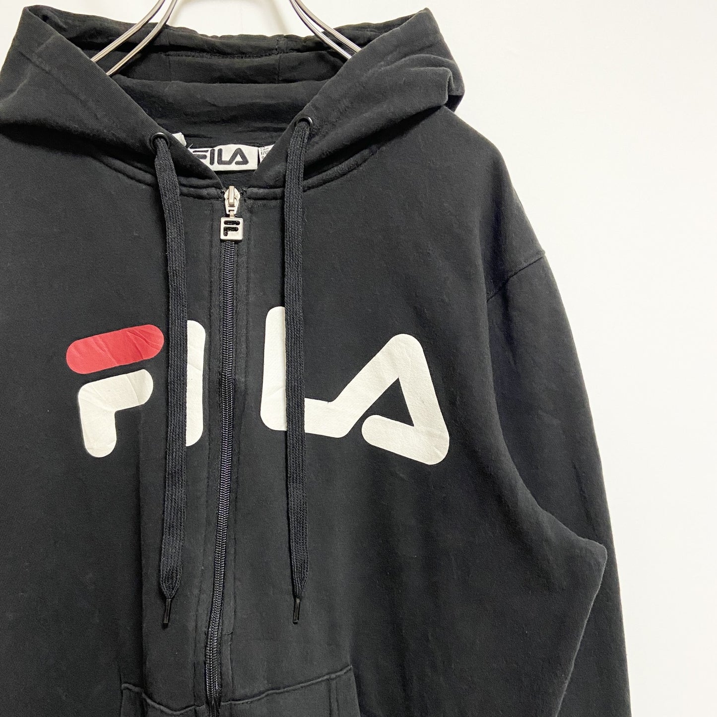 古着 used　FILA　フィラ　長袖ジップアップロゴプリントパーカー　スウェットフーディー　黒　ブラック　Mサイズ