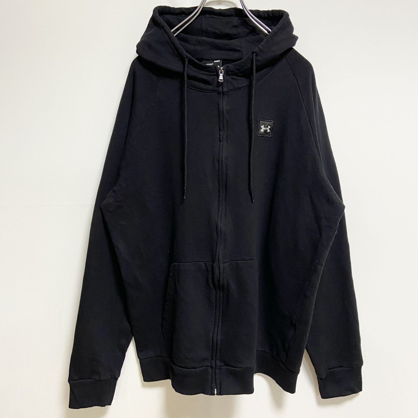 古着 used　UNDER ARMOUR　長袖ジップアップパーカー　スウェットフーディー　刺繍ワッペン　黒　ブラック　XLサイズ