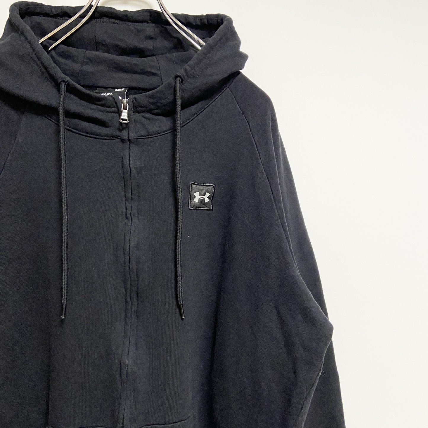 古着 used　UNDER ARMOUR　長袖ジップアップパーカー　スウェットフーディー　刺繍ワッペン　黒　ブラック　XLサイズ