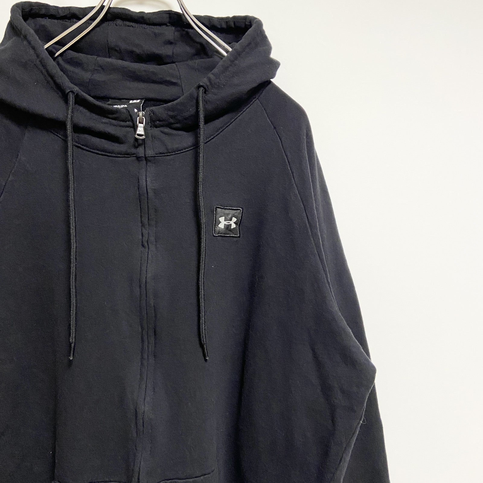 古着 used　UNDER ARMOUR　長袖ジップアップパーカー　スウェットフーディー　刺繍ワッペン　黒　ブラック　XLサイズ