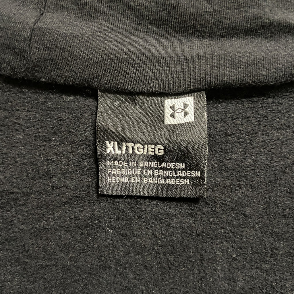 古着 used　UNDER ARMOUR　長袖ジップアップパーカー　スウェットフーディー　刺繍ワッペン　黒　ブラック　XLサイズ
