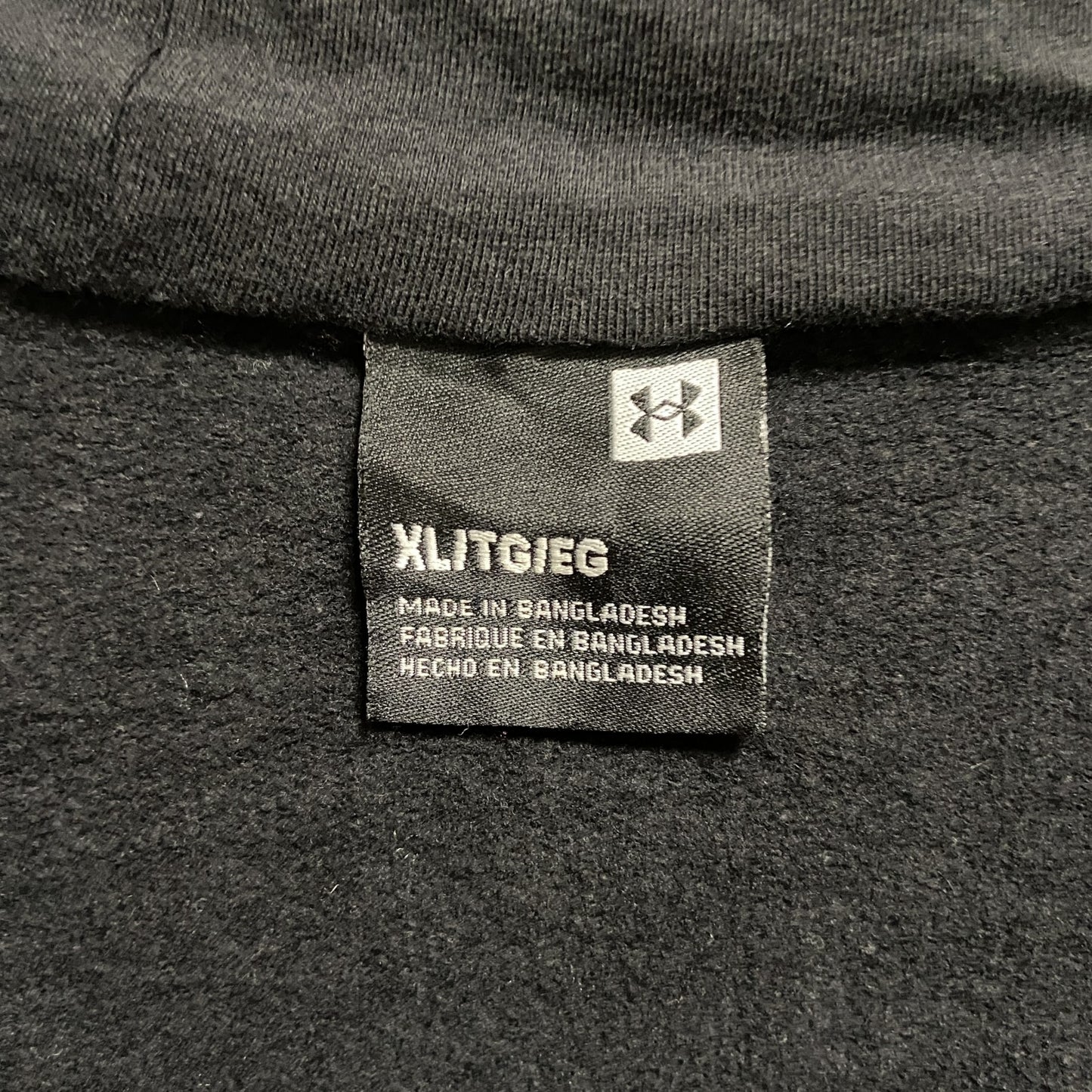 古着 used　UNDER ARMOUR　長袖ジップアップパーカー　スウェットフーディー　刺繍ワッペン　黒　ブラック　XLサイズ