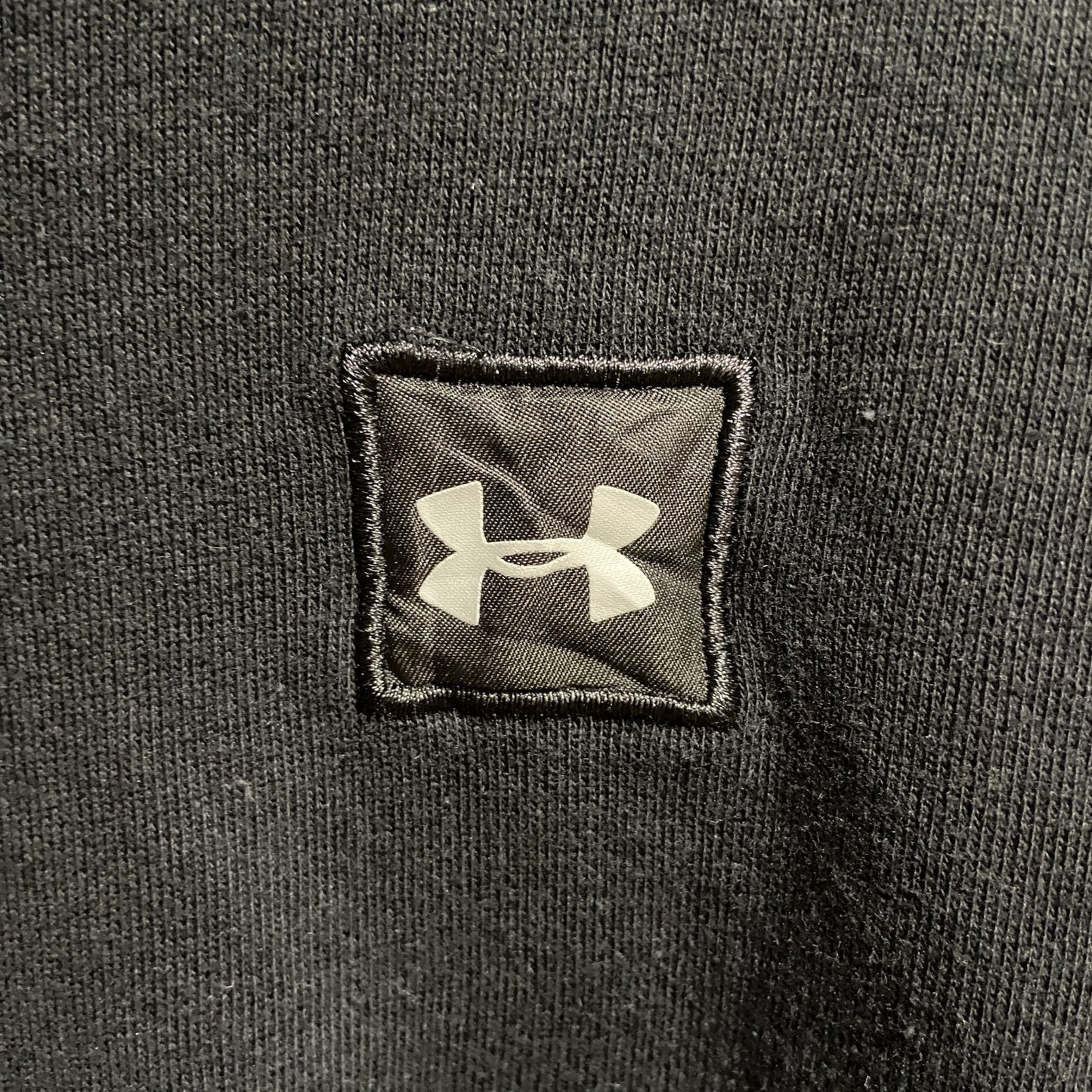 古着 used　UNDER ARMOUR　長袖ジップアップパーカー　スウェットフーディー　刺繍ワッペン　黒　ブラック　XLサイズ