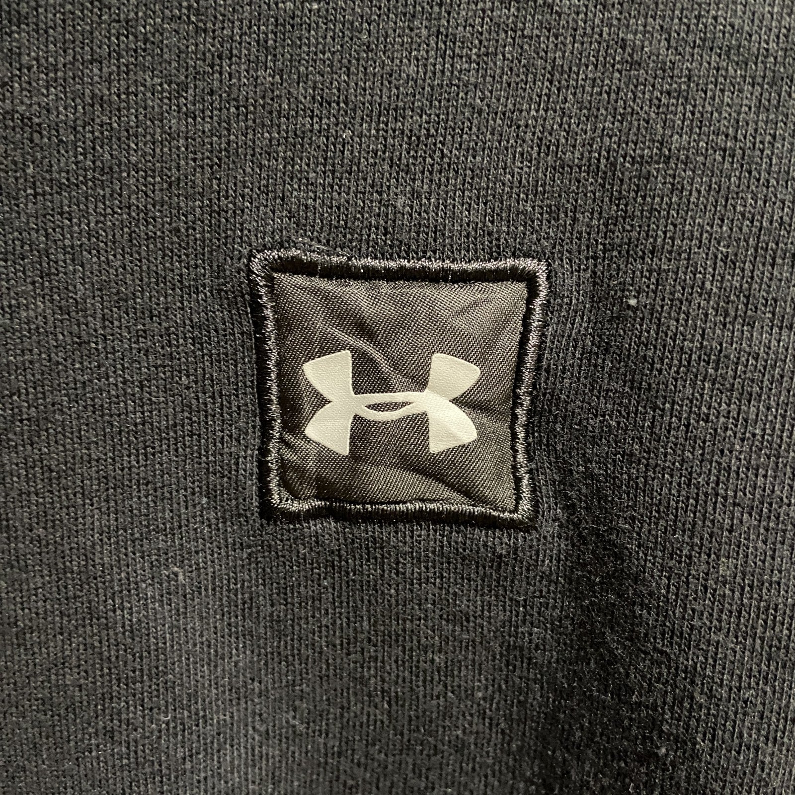 古着 used　UNDER ARMOUR　長袖ジップアップパーカー　スウェットフーディー　刺繍ワッペン　黒　ブラック　XLサイズ