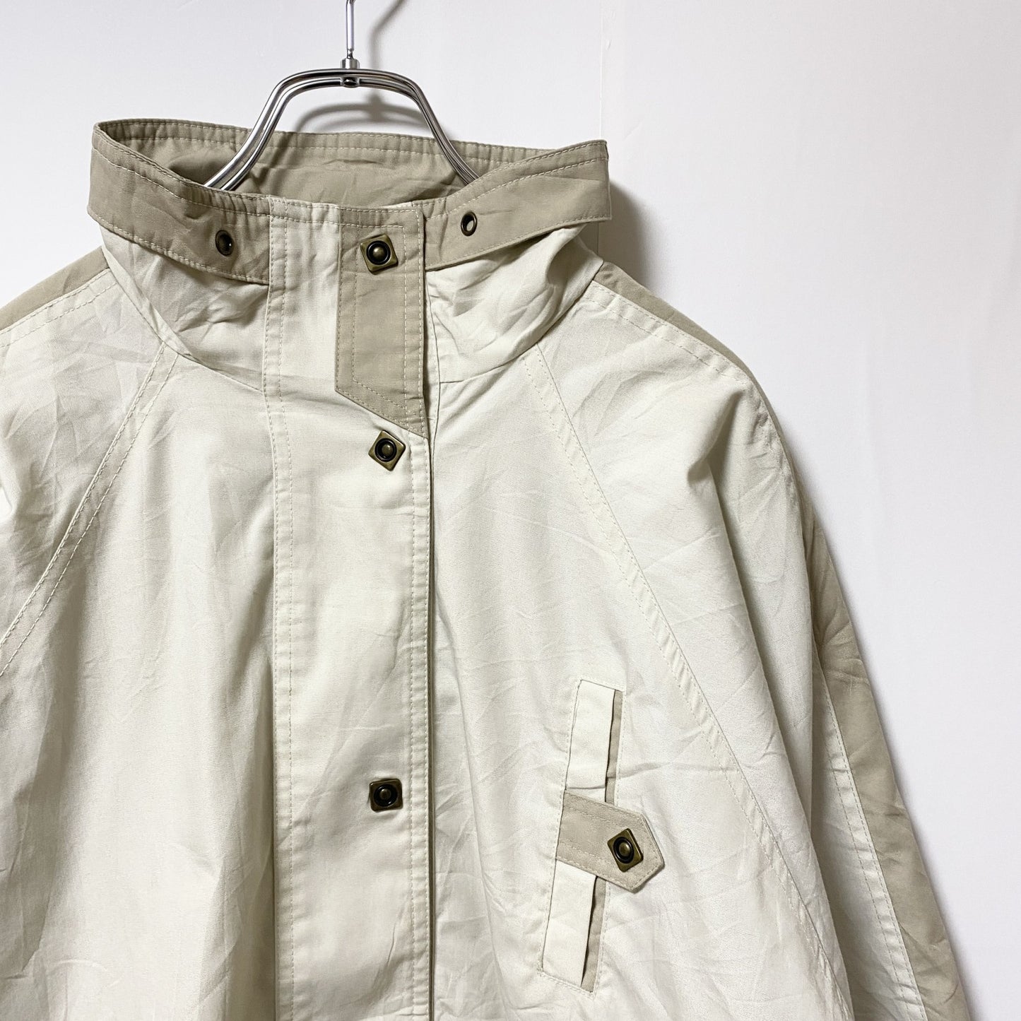 古着 used　IZZI OUTER WEAR　長袖ナイロンジャケット　ライトアウター　バイカラー　オーバーサイズ　ベージュ