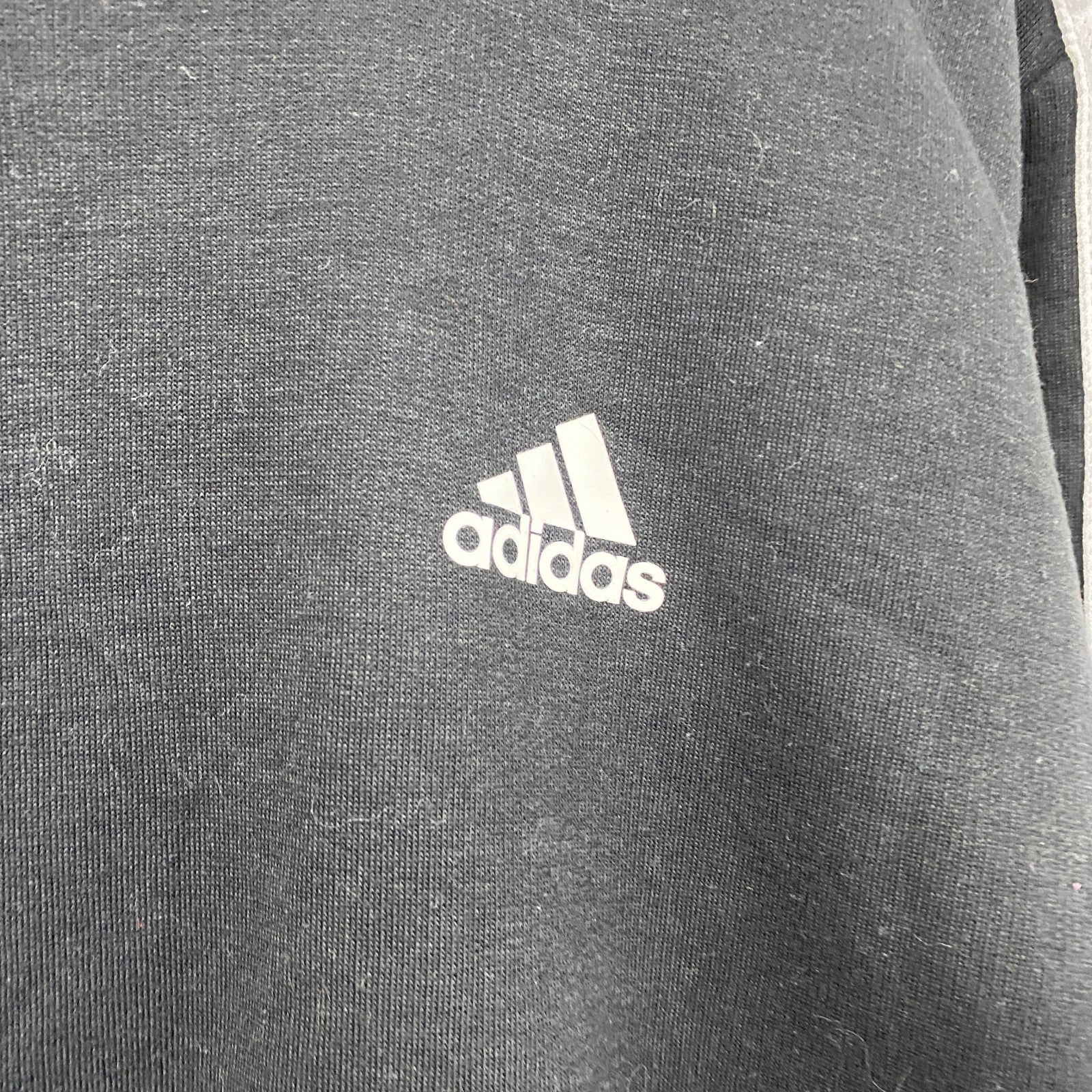 adidas　アディダス　スウェット/トレーナー　パフォーマンスロゴ　スリーストライプス　ワンポイント　黒　ブラック　Sサイズ
