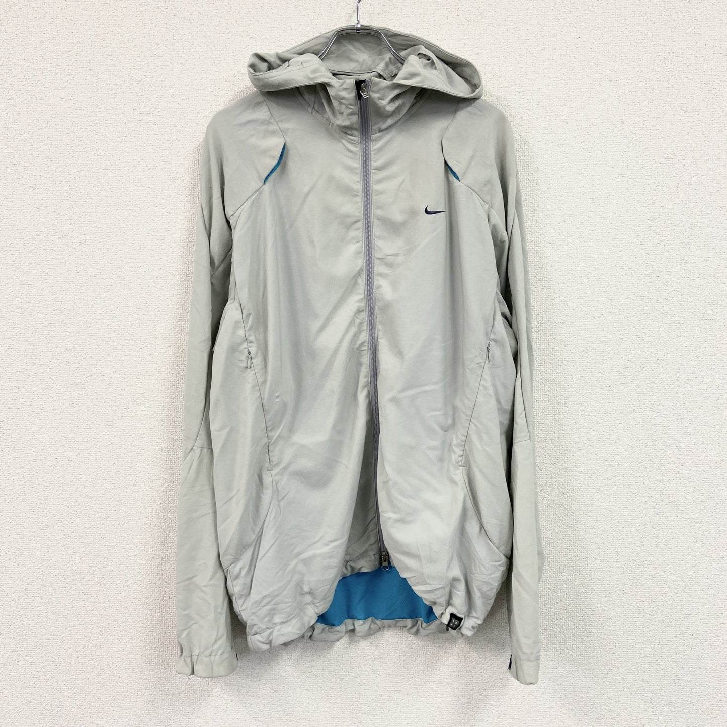 NIKE　ナイキ　ソフトシェルジャケット　ギミック　スウッシュ　ワンポイント　灰色　グレー　Lサイズ