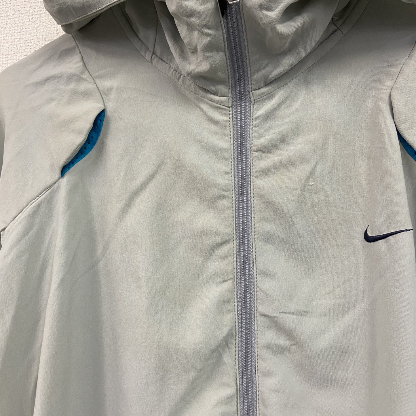 NIKE　ナイキ　ソフトシェルジャケット　ギミック　スウッシュ　ワンポイント　灰色　グレー　Lサイズ