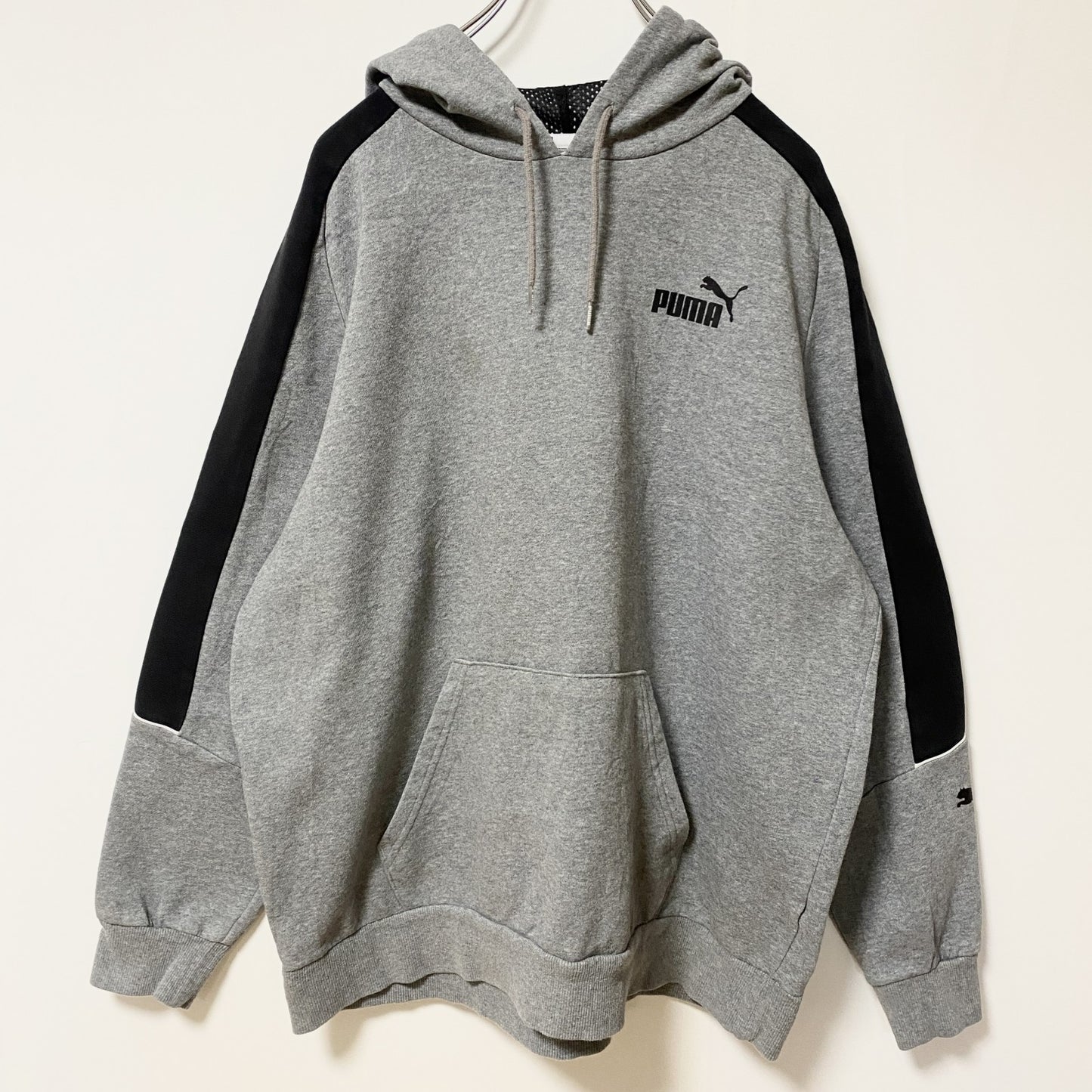 古着 used PUMA プーマ　長袖ワンポイントロゴプリントプルオーバーパーカー　フーディー　スポーティー　グレー