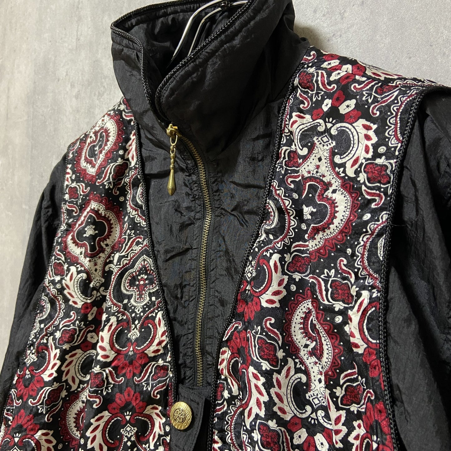 古着 used　LAVON　長袖柄ナイロンジャケット　ハイネックアウター　クレイジーパターン　肩パッド　黒　ブラック　レトロ