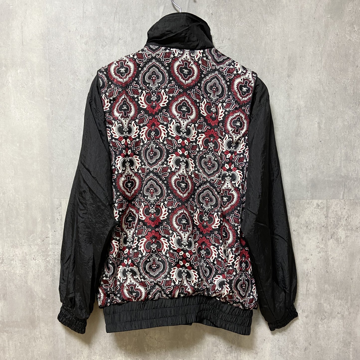 古着 used　LAVON　長袖柄ナイロンジャケット　ハイネックアウター　クレイジーパターン　肩パッド　黒　ブラック　レトロ