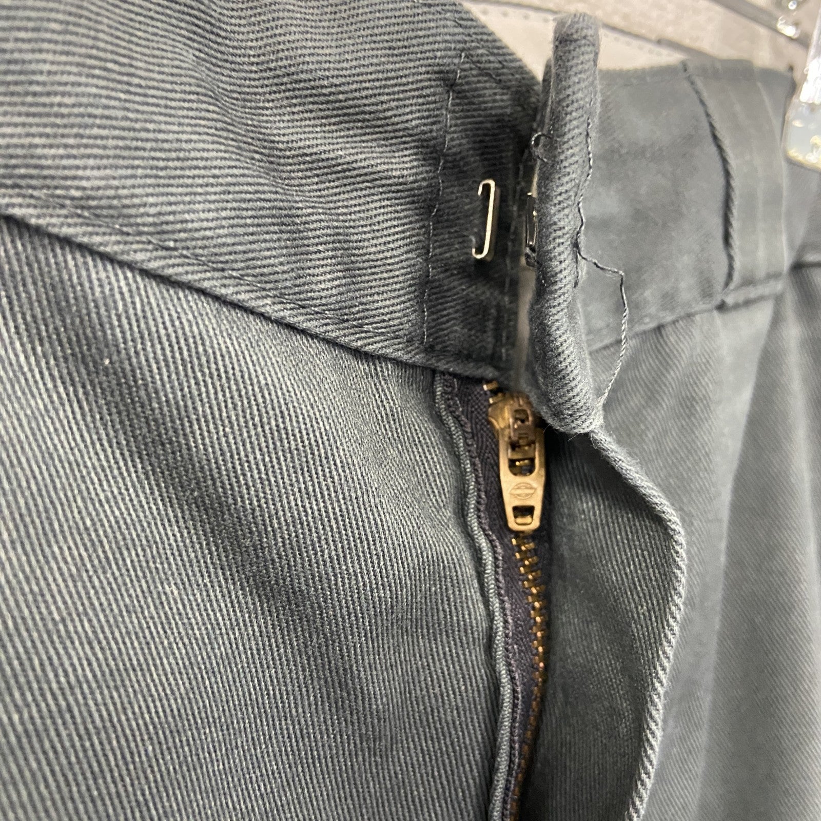 Dickies　ディッキーズ　ワークパンツ/チノパンツ　ジップフライ　ワンポイント　灰色　ダークグレー