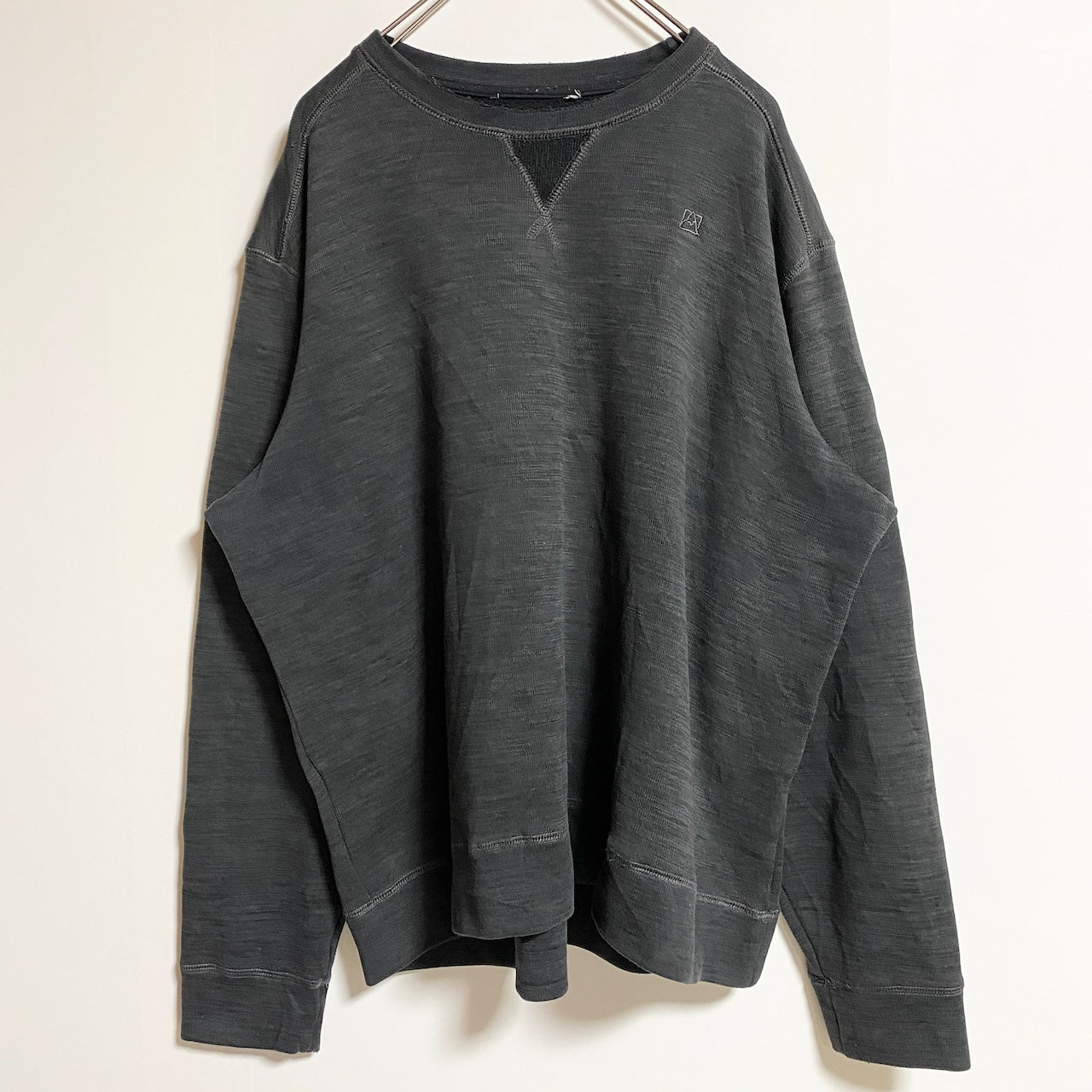 スウェット/トレーナー　刺繍ロゴ　ワンポイント　前V　ビッグシルエット　クルーネック　灰色　ダークグレー